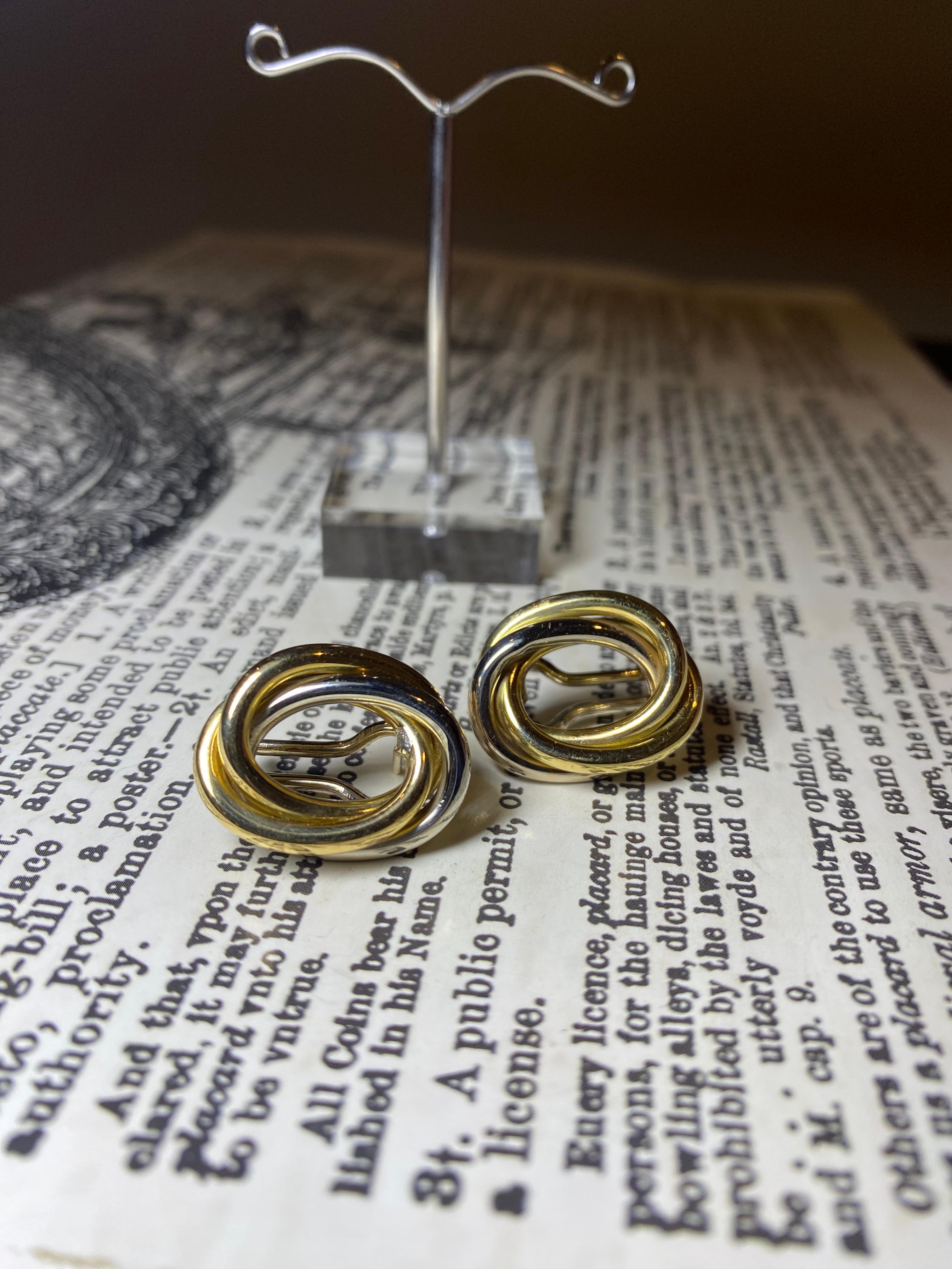 Of eye-catching openwork motif, 

the pair is performed in two-tone 18K gold, 

shaped as stylish intertwined double ovals 

(one in yellow, the other one in white gold)

complimenting each other nicely,

in bright finish



Earrings measure 22mm x