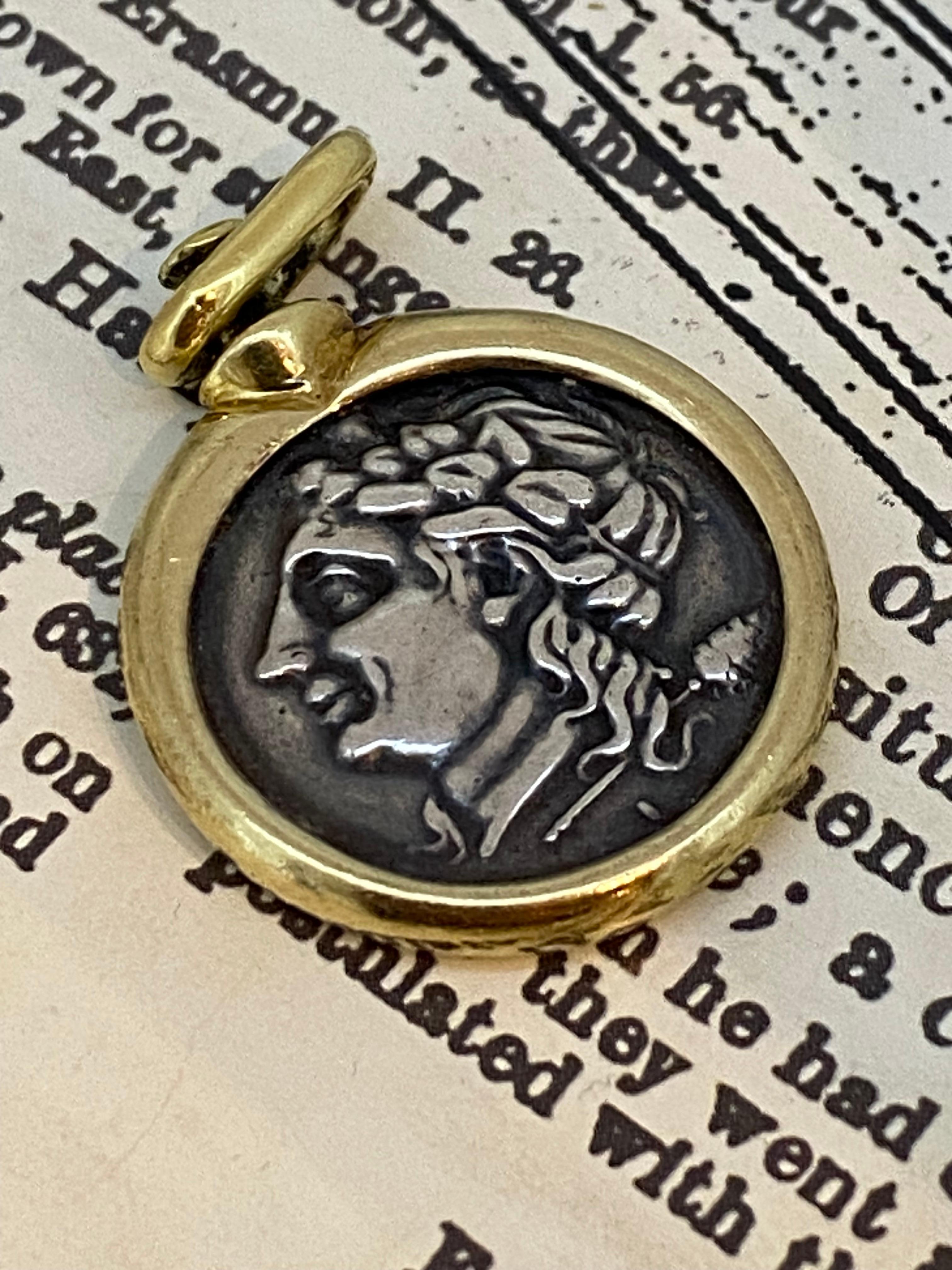 Grec classique Pendentif bicolore en or jaune 18 carats en forme de pièce de monnaie de l'Antiquité grecque en vente
