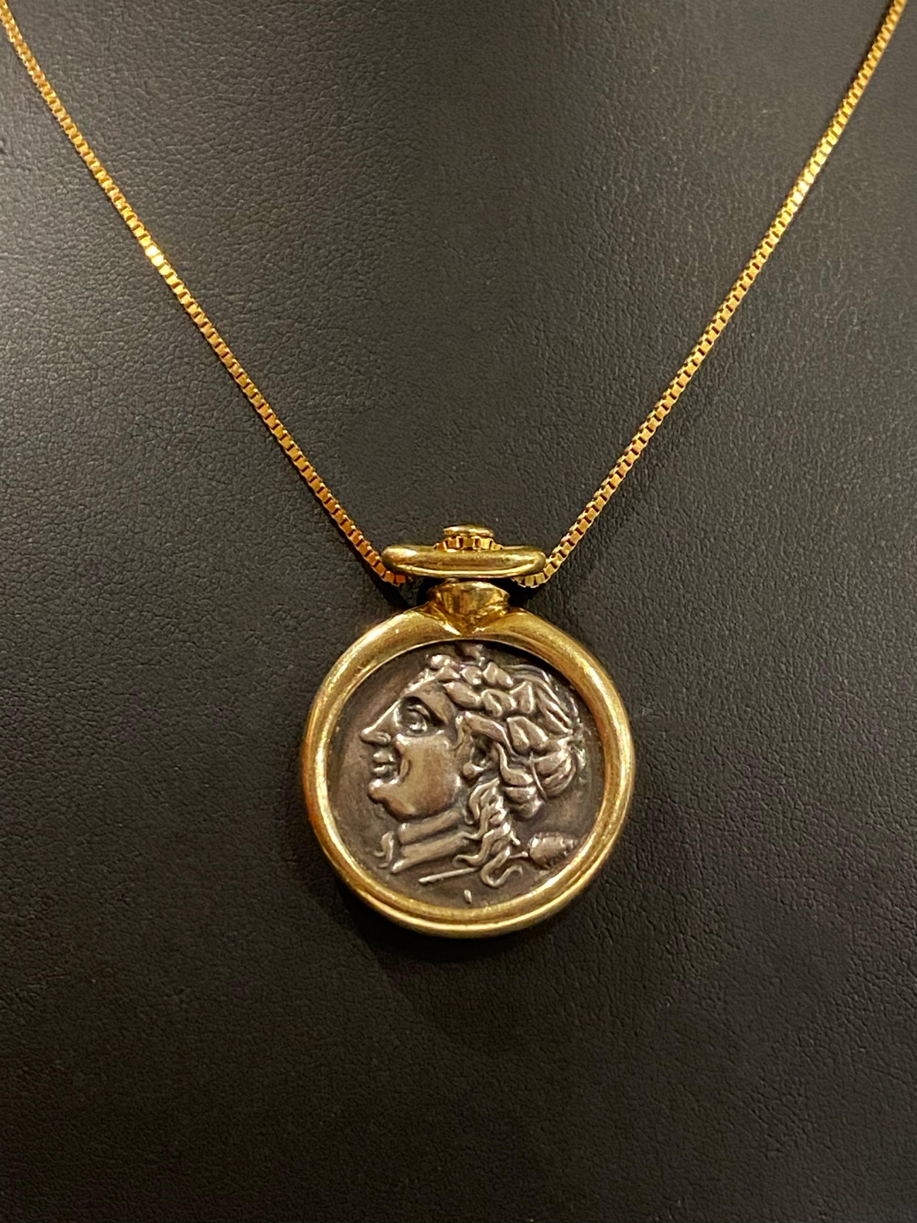Pendentif bicolore en or jaune 18 carats en forme de pièce de monnaie de l'Antiquité grecque Unisexe en vente