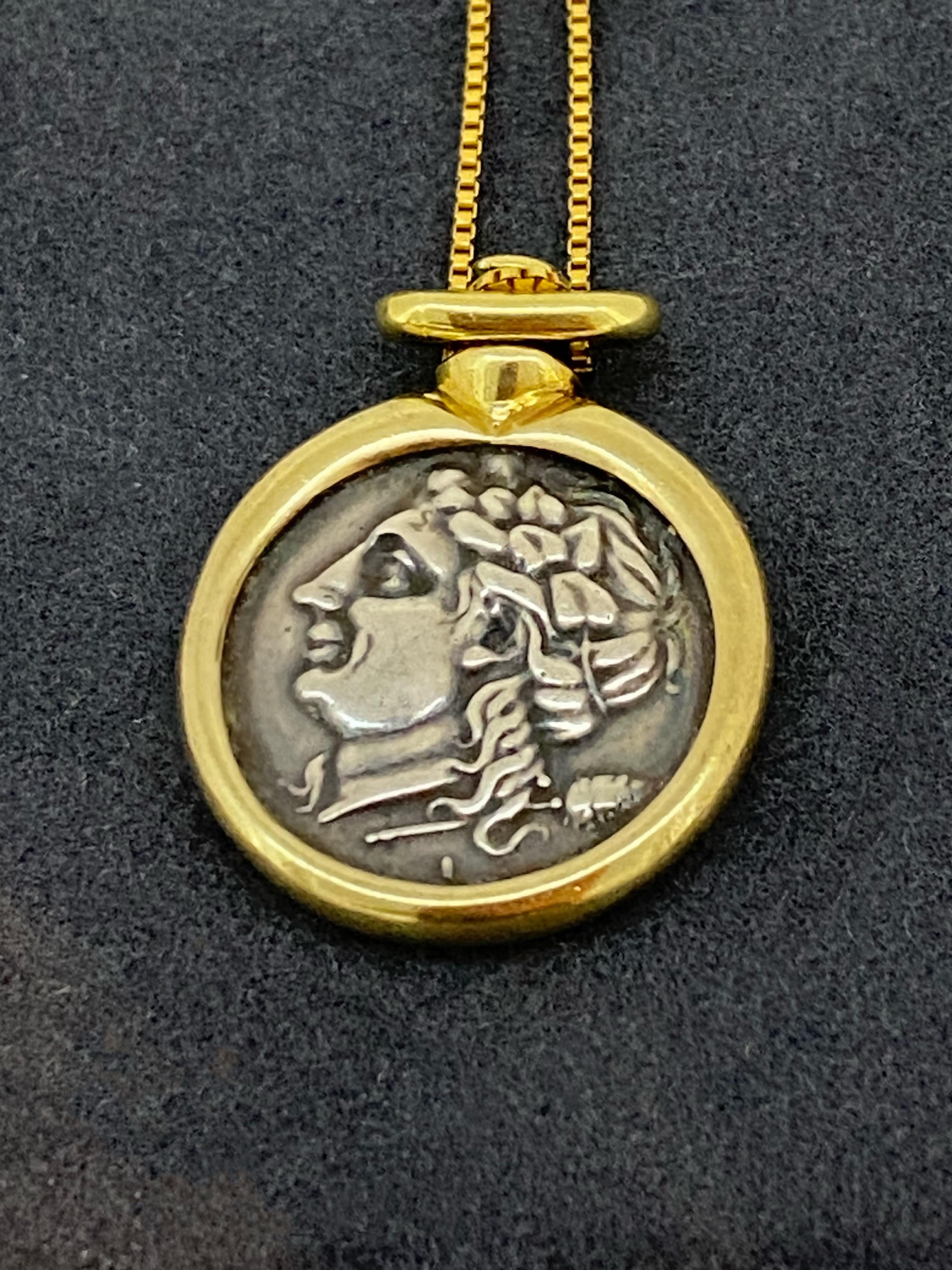 Pendentif bicolore en or jaune 18 carats en forme de pièce de monnaie de l'Antiquité grecque en vente 1