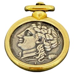 Pendentif bicolore en or jaune 18 carats en forme de pièce de monnaie de l'Antiquité grecque