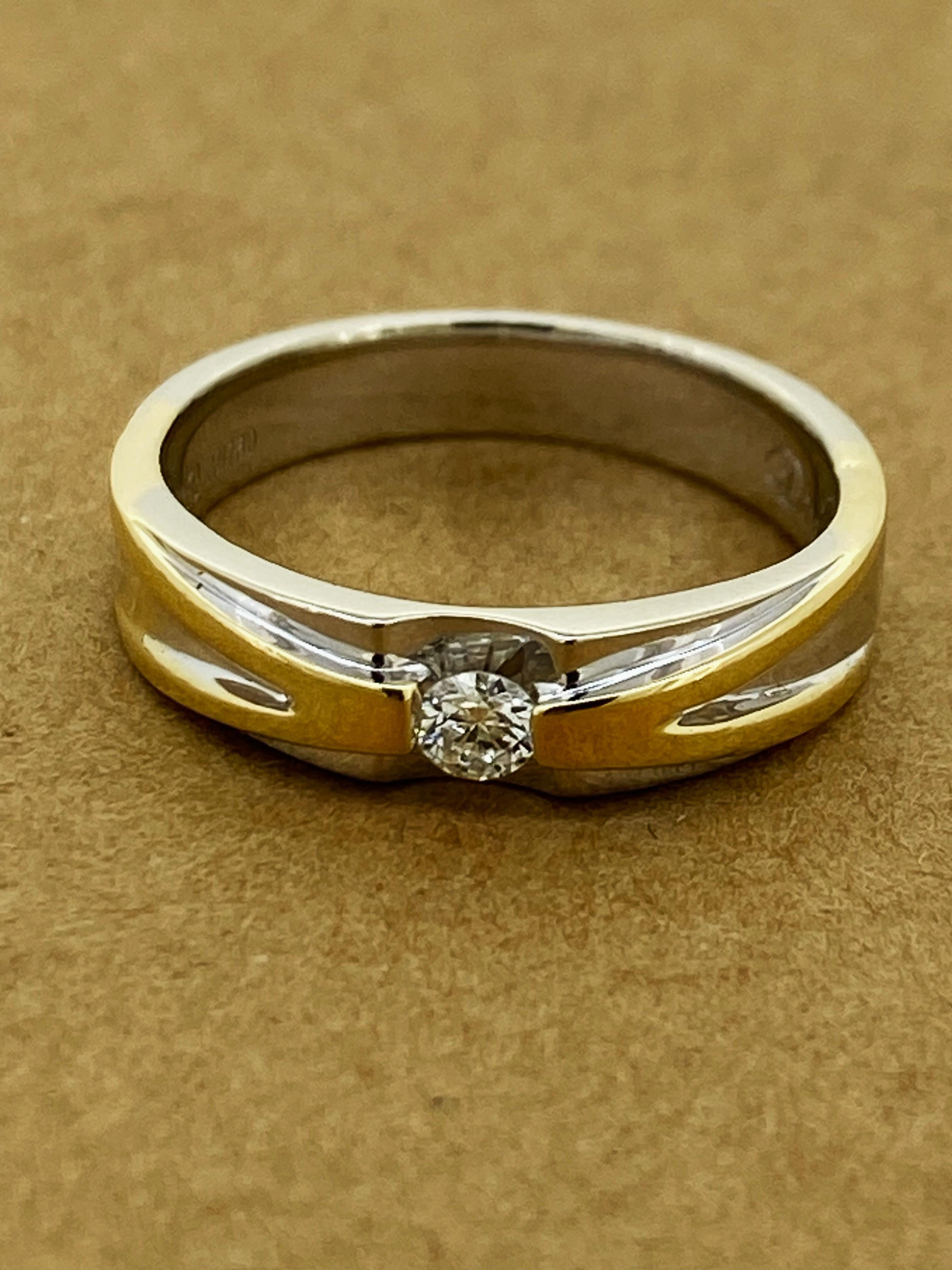 Elegantly tension set with sparkling 
round brilliant cut diamond
of top colour & clarity (G-H/VS) 
of 0.10ct approx.,
this vintage unisex band is
crafted in 18K white & yellow gold, 
featuring intricate crisscross pattern 
(in yellow
