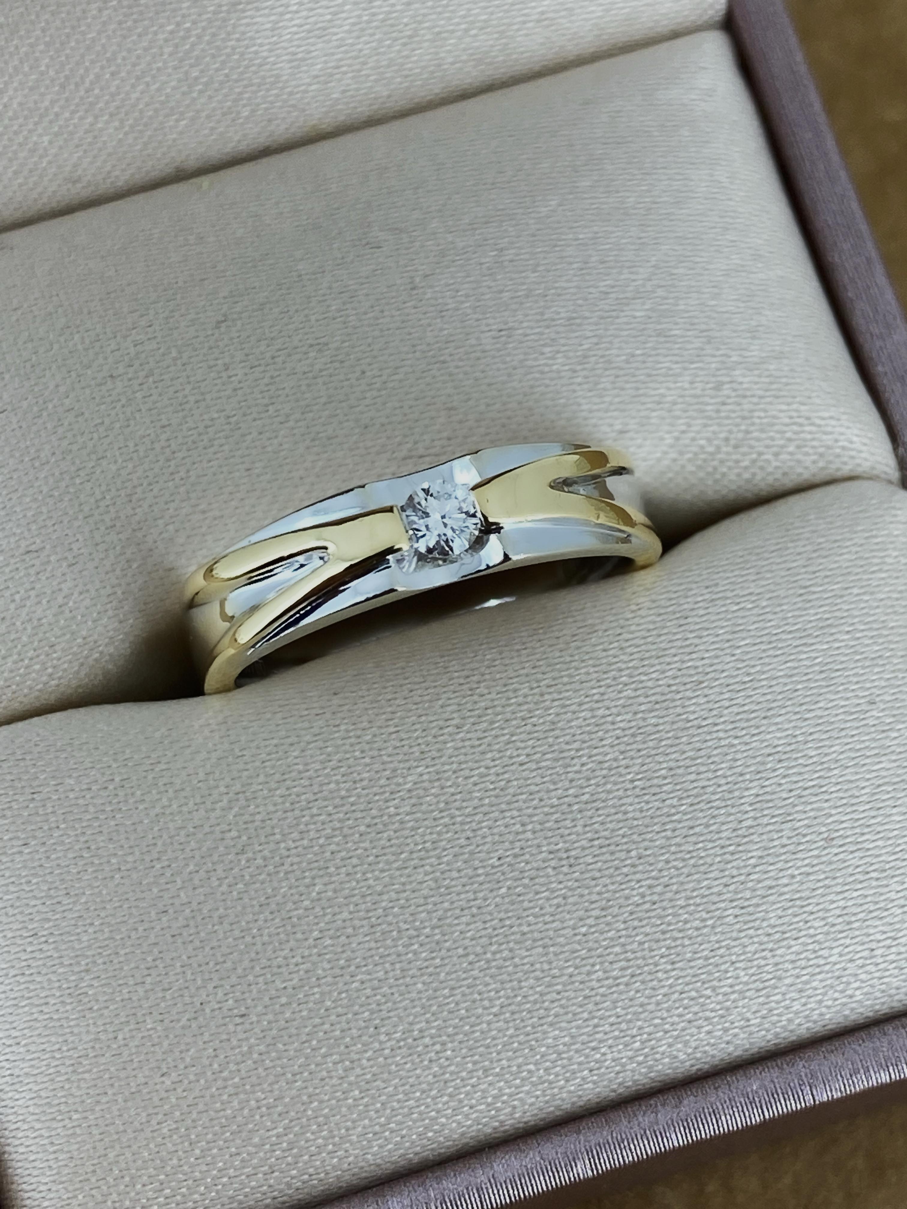 Two-Tone 18K Yellow & White Gold 0.10ct Round Cut Diamond Crisscross Unisex Ring In Excellent Condition For Sale In MELBOURNE, AU