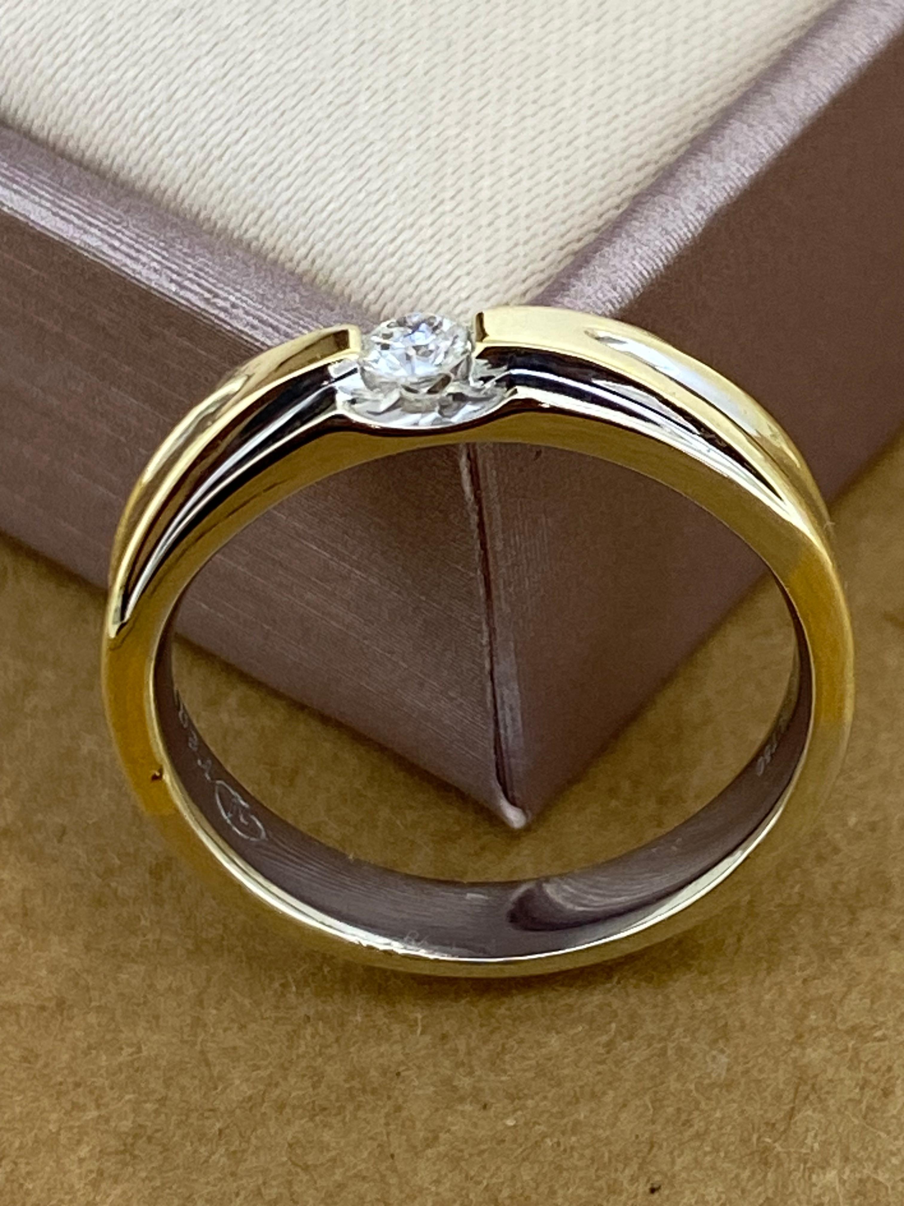 Two-Tone 18K Yellow & White Gold 0.10ct Round Cut Diamond Crisscross Unisex Ring For Sale 1