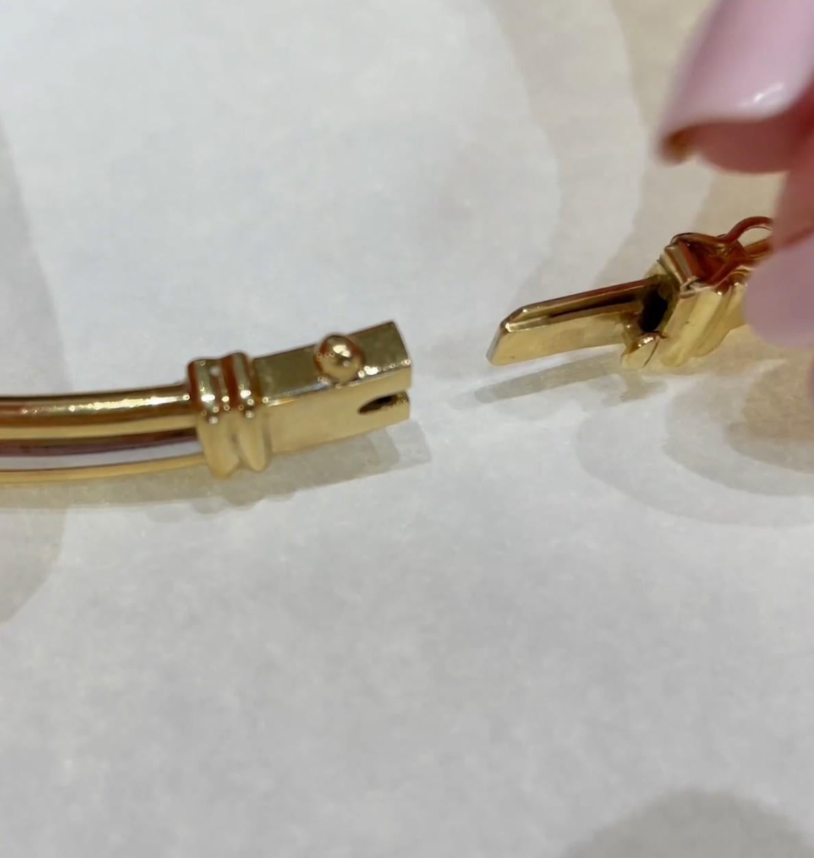 Collana in oro giallo e bianco 18 carati con diamanti.  La collana ha tre cerchi rotondi arredati con diamanti rotondi incastonati a taglio brillante.  La collana ha un peso totale di diamanti di 1,20 carati.

* 17 pollici di lunghezza
* I diamanti