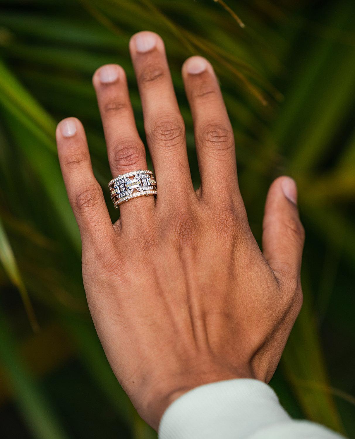 Ein wahrhaft einzigartiges Design und feine Verarbeitung sind in einem einzigartig auffälligen, zweifarbigen Ring mit 2,10 Karat runden, weißen und gelben Diamanten im Pave-Fassungsschliff vereint. Das Briggs-Design ist ein außergewöhnlicher