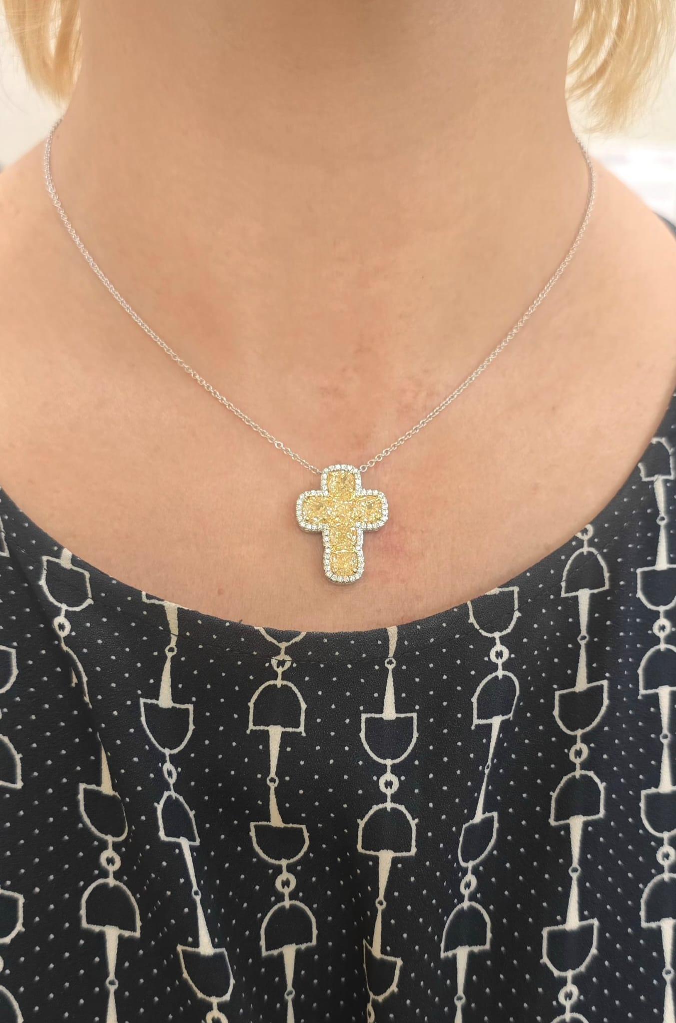 Einfarbiger 6,60 Karat TW Gelber Diamant-Kreuz-Anhänger mit 6,60 Karat (Kissenschliff) im Angebot