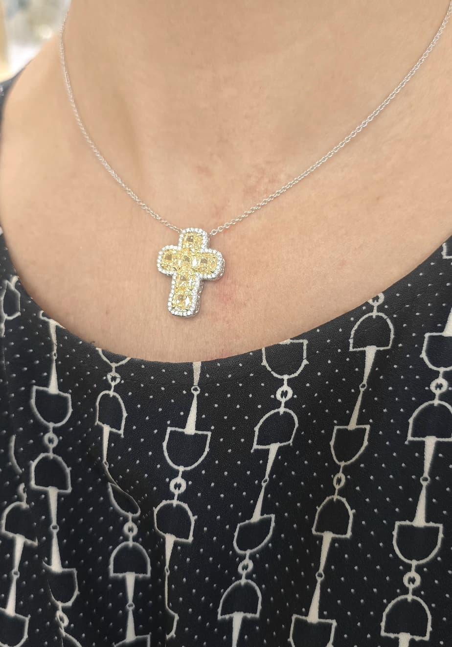 Einfarbiger 6,60 Karat TW Gelber Diamant-Kreuz-Anhänger mit 6,60 Karat im Zustand „Neu“ im Angebot in New York, NY