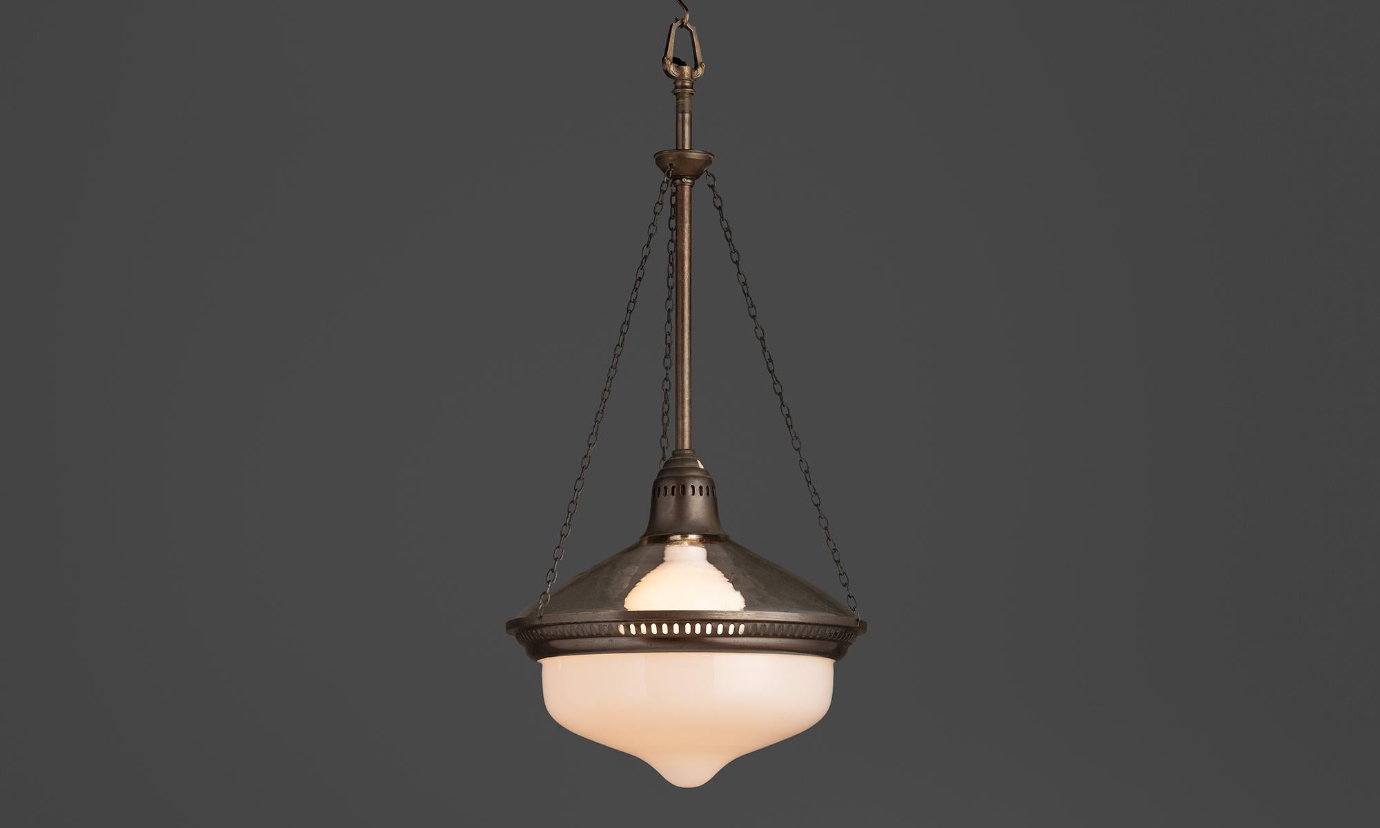 Germania, 1910
Paralume superiore in vetro trasparente con paralume inferiore in vetro opalino e ferramenta originale in metallo.
12,5 