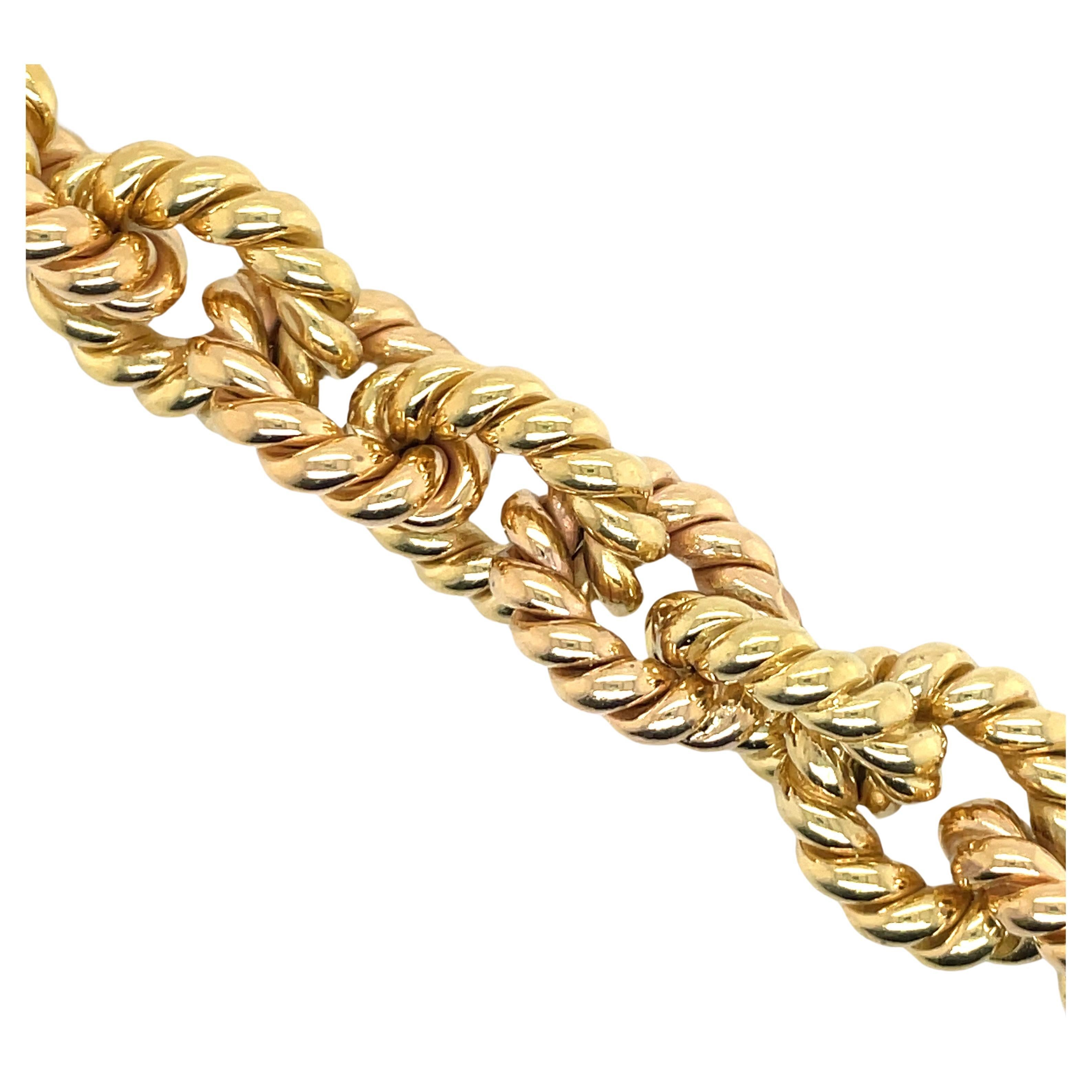 Pulsera bicolor con 20 eslabones alternados de oro amarillo y rosa de 18 quilates y un peso de 68 gramos.
Estampado 750 MEP
