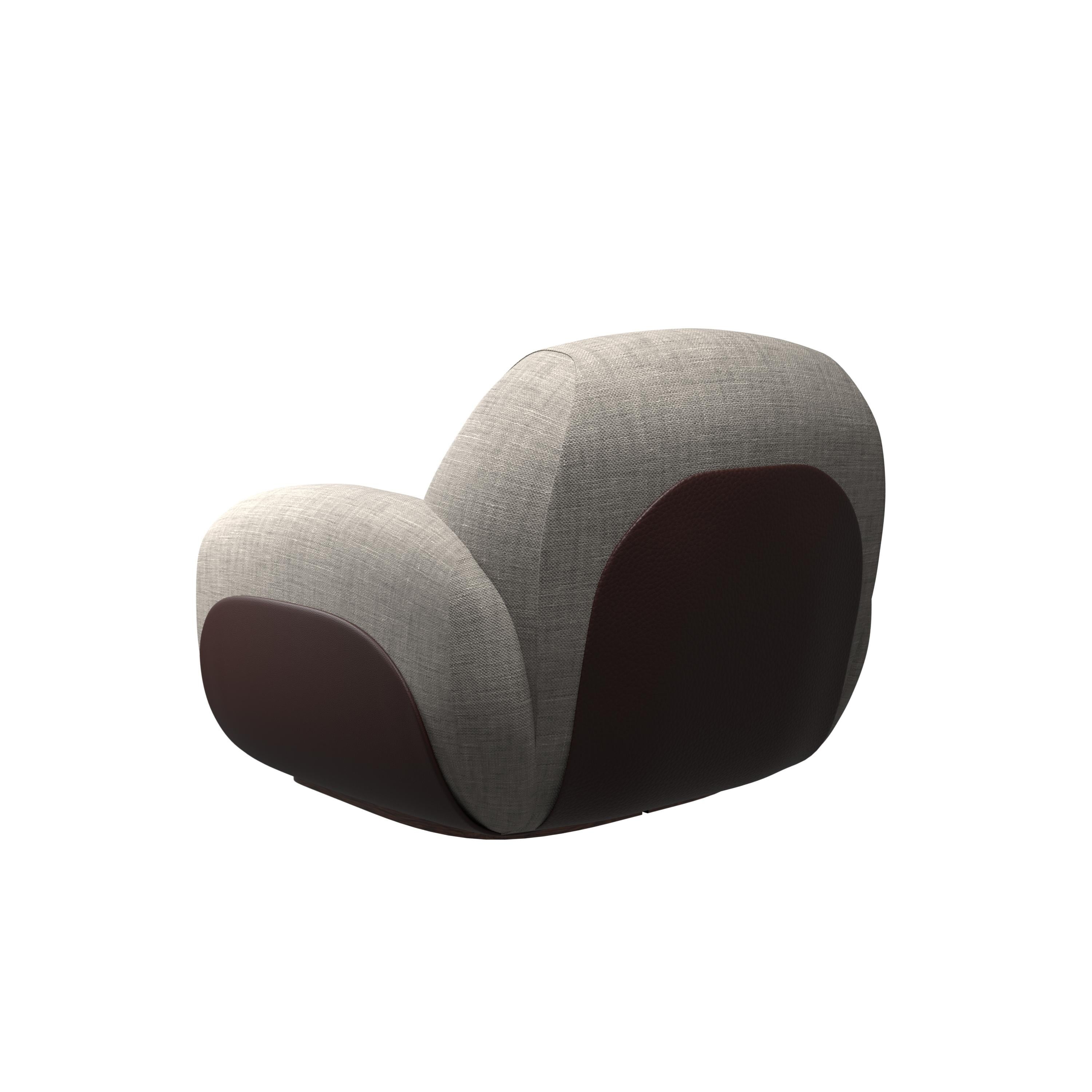 Portuguese Two-tone armchair Kiritsu in light gray fabric and brown leather by Murmurio For Sale