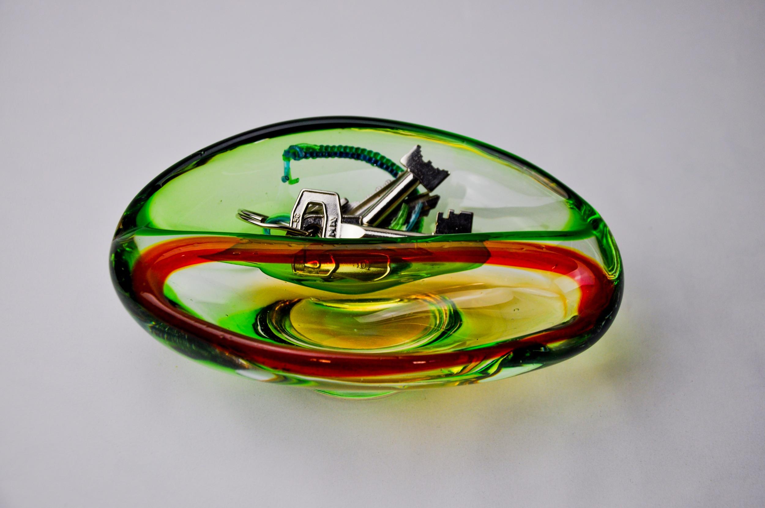 Hollywood Regency Two-tone ashtray by Seguso, Murano glass, Italy, 1970 For Sale