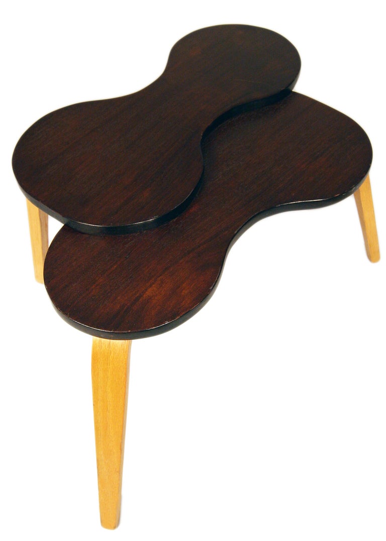 This Mid-Century Modern side table features a biomorphic top in a rich walnut stain resting on contrasting bent oak plywood legs. The shape of the top and the style of the legs were clearly inspired by works from designers such as Alvar Aalto and