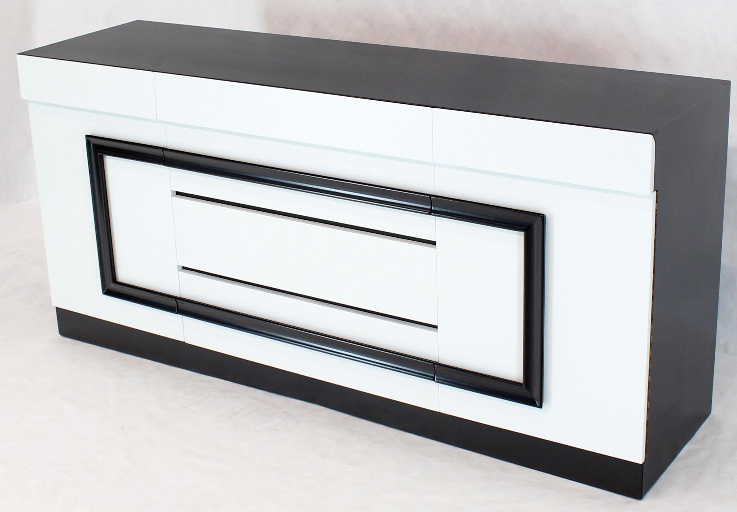 Lacquered Two-Tone Black and White Lacquer 10 Drawers Dresser Cabinet For Sale