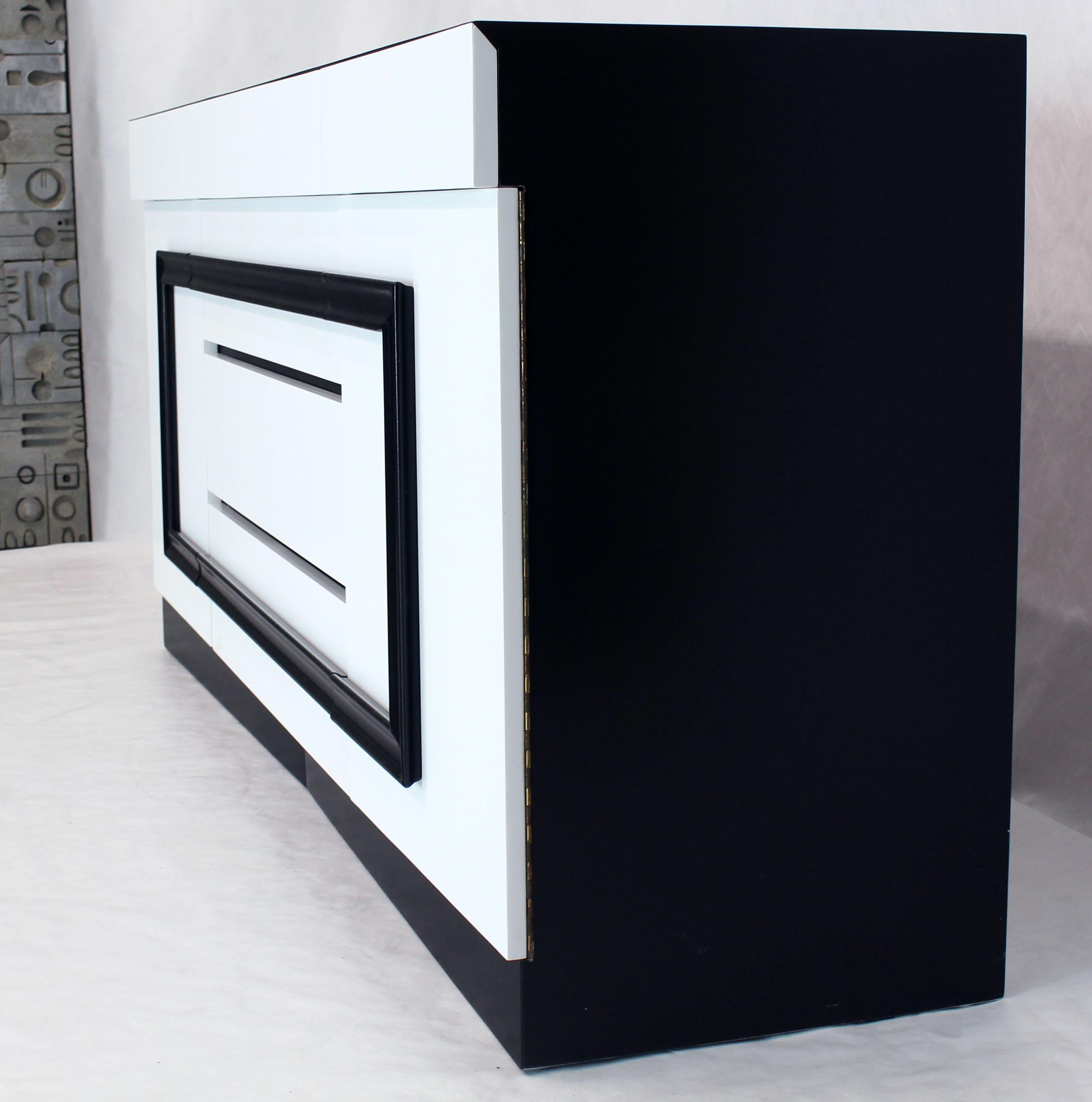 Two-Tone Black and White Lacquer 10 Drawers Dresser Cabinet In Excellent Condition For Sale In Rockaway, NJ
