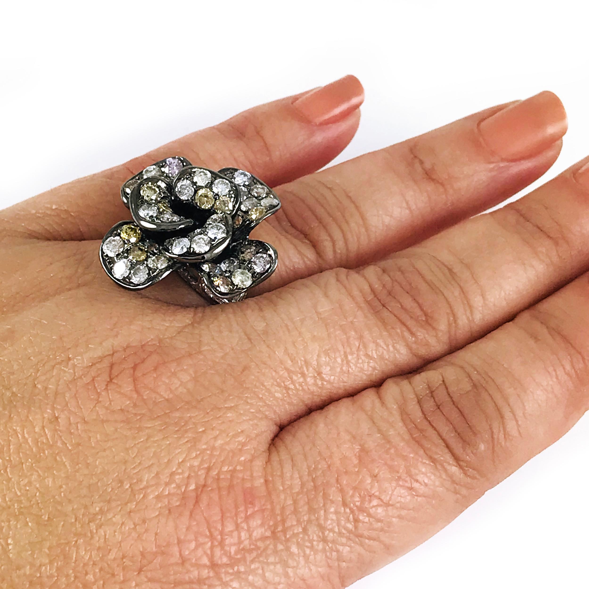 Anillo de Cóctel de Diamantes Blanco, Rosa, Amarillo y Champán en venta 2