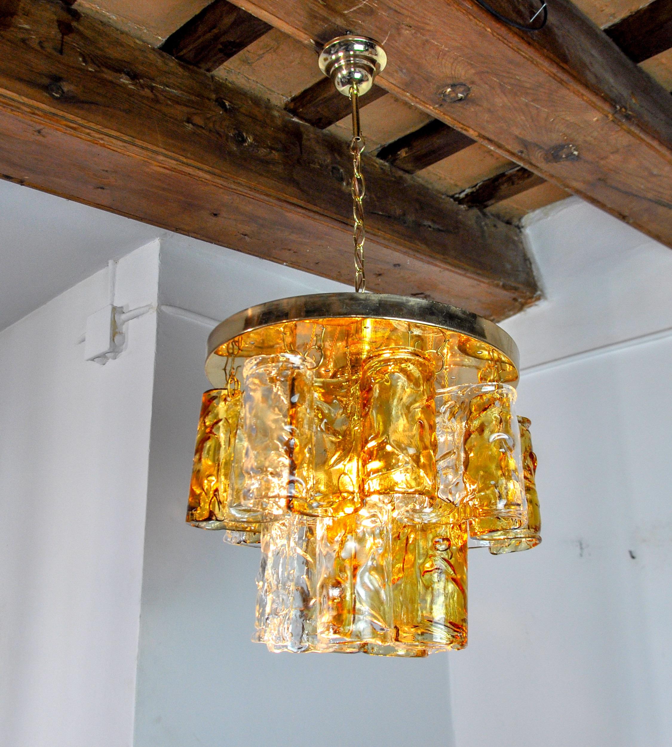 Superb and rare zero quattro chandelier designated and produced in the 70s in murano, italy. Golden structure and orange curved crystals spread over 3 levels in perfect condition. Rare design object that will illuminate your interior perfectly.