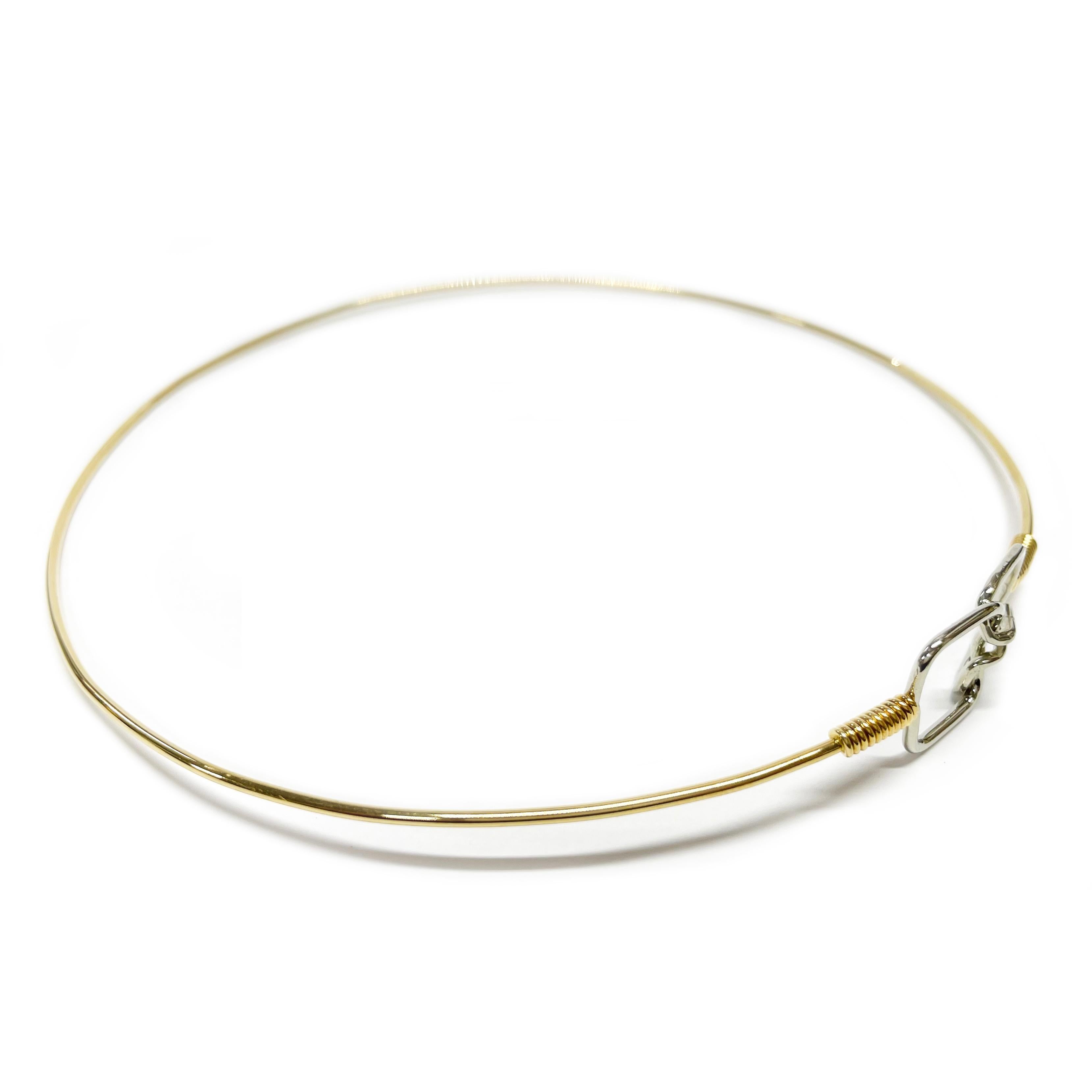 18 Karat zweifarbiger Choker 16 Gauge/ 2mm breiter Draht Halskette. Aufgrund des Verschlusses muss ein Anhänger mit einem Verstärkerverschluss versehen werden, um dem Halsband hinzugefügt werden zu können. Der Durchmesser des Halsbandes beträgt ca.