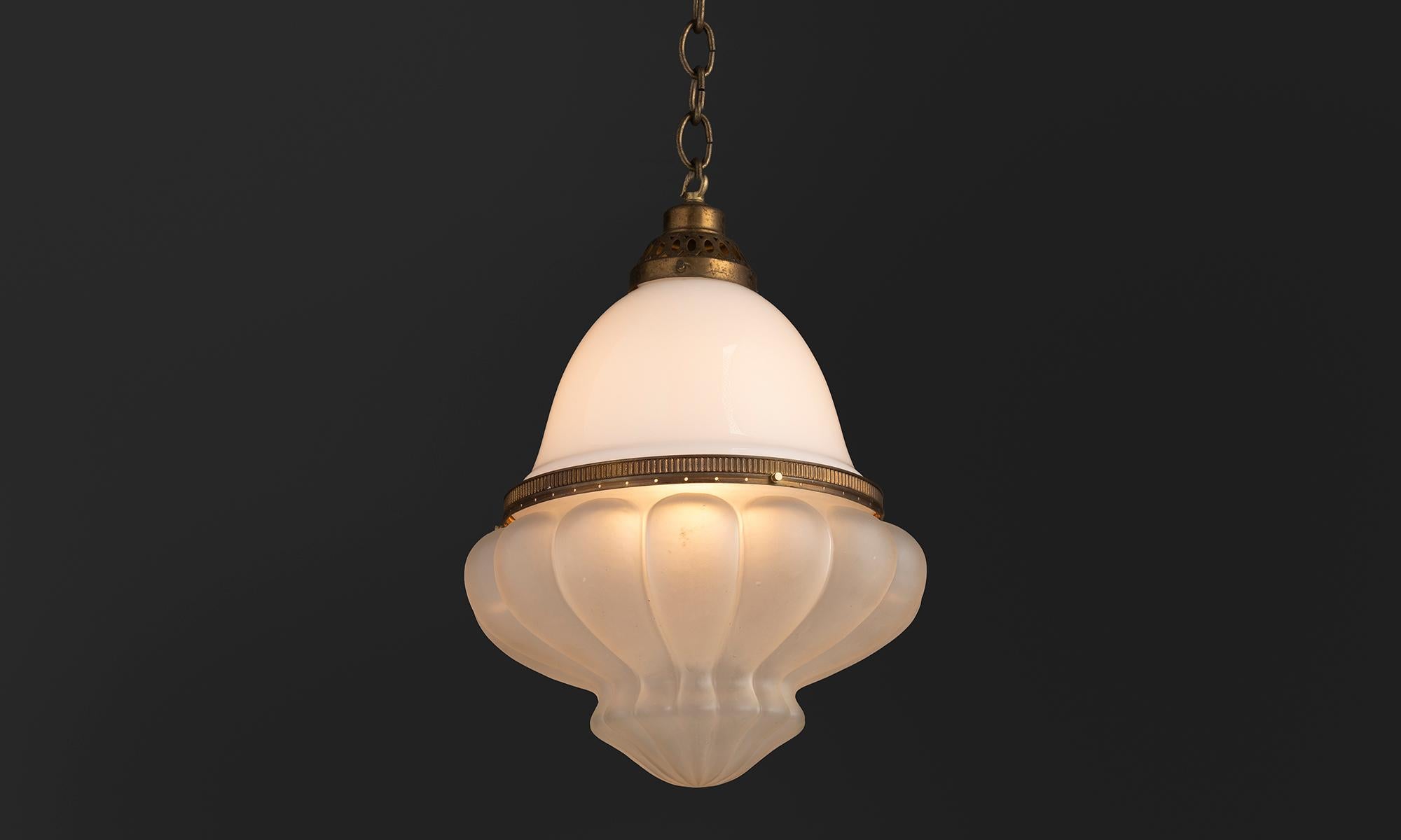 Niederlande, 1940
Kirchenpendelleuchte aus Opal- und Milchglas mit Messingbeschlägen und -elementen.
12,5 