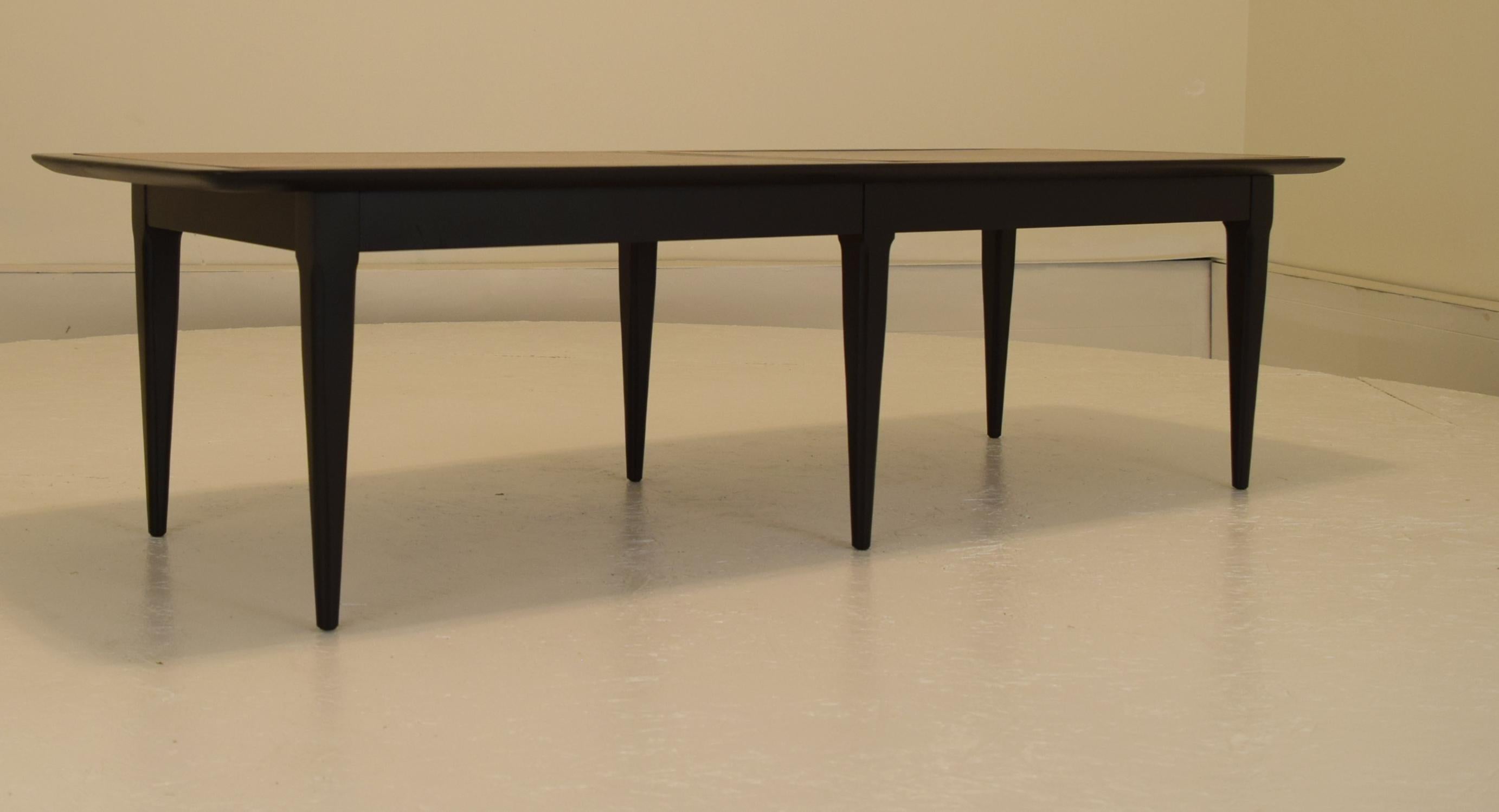 Mid-Century Modern Two-Tone Coffee Table in Teak and Black Lacquer For Sale