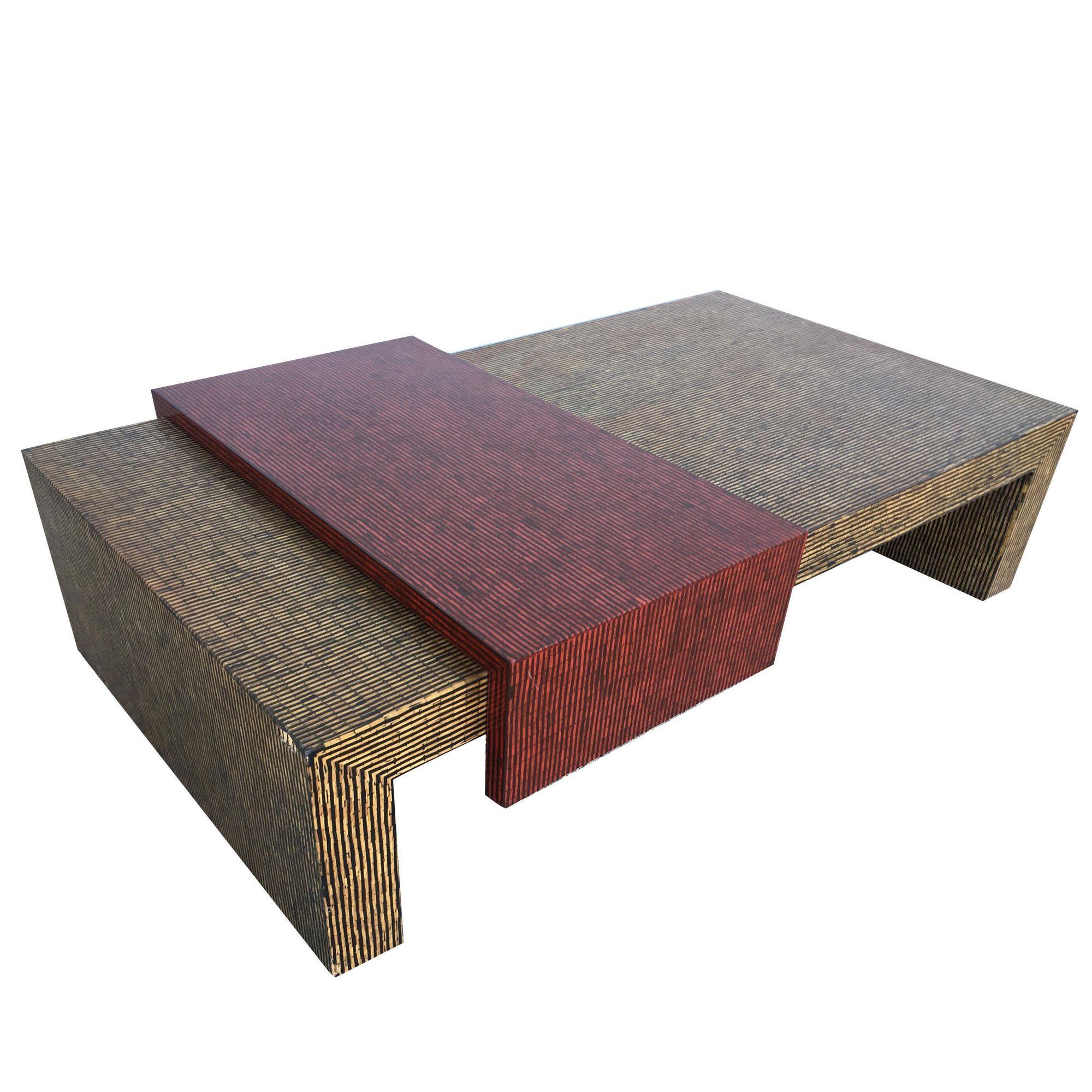 Ensemble table d'appoint et table basse de style cubiste bicolore avec plateaux en vinyle texturé rouge et beige. Tables d'appoint - H 22,5 po x L 22 po x P 19 po. Table basse - H 13,5 po x L 50,5 po x P 30,5 po.