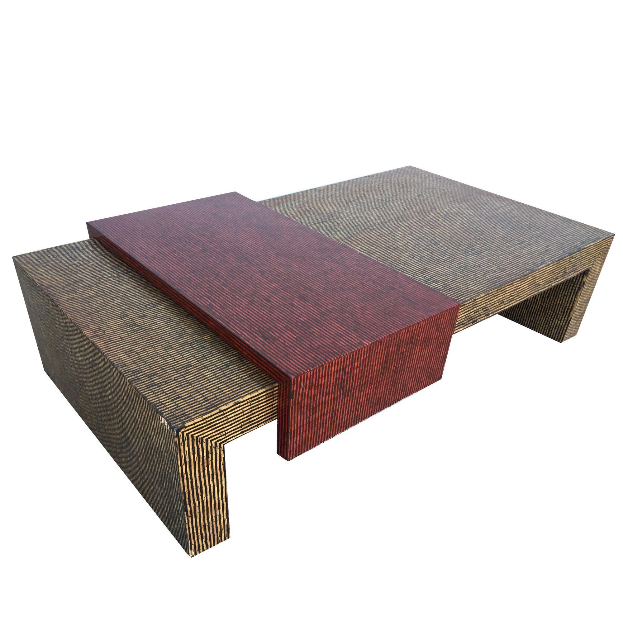Ensemble table d'appoint et table basse de style cubiste bicolore avec plateaux en vinyle texturé rouge et beige.

Tables d'appoint - H 22,5 po x L 22 po x P 19 po.
Table basse - H 13,5 po x L 50,5 po x P 30,5 po.

MARCSS