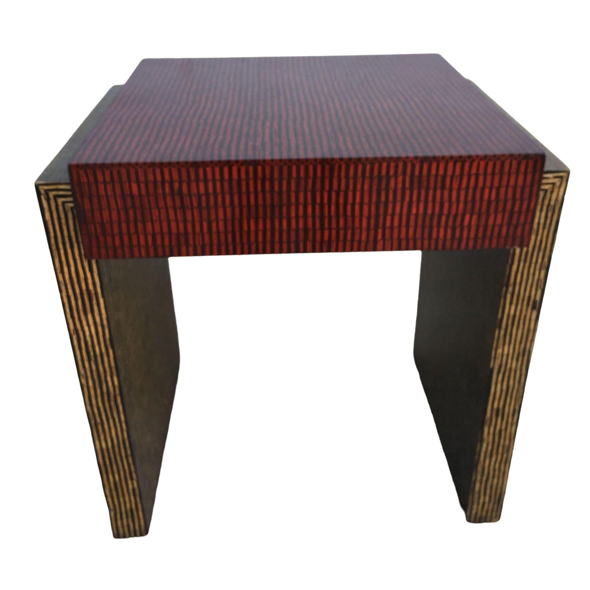 Fin du 20e siècle Ensemble table d'appoint et table basse bicolore de style cubiste - Lot de 3 en vente