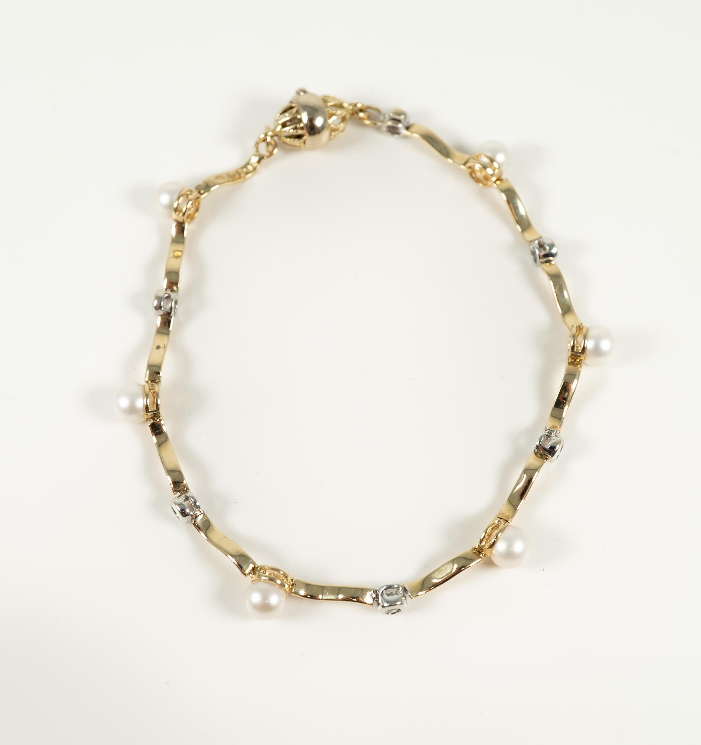 Round Cut Two Tone Cultured Pearl Diamond Bracelet For Sale