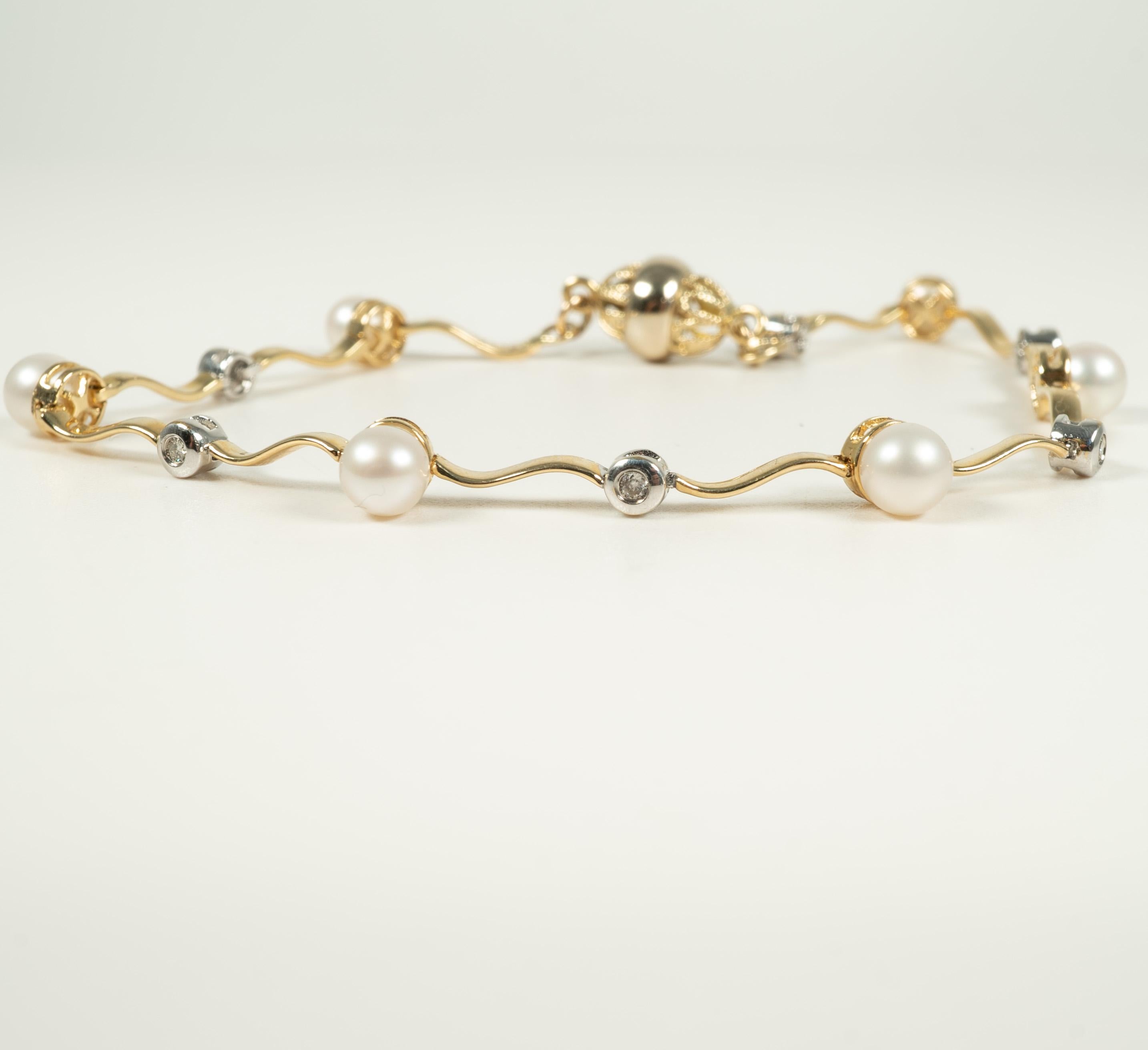 Two Tone Cultured Pearl Diamond Bracelet In Good Condition For Sale In Dallas, TX