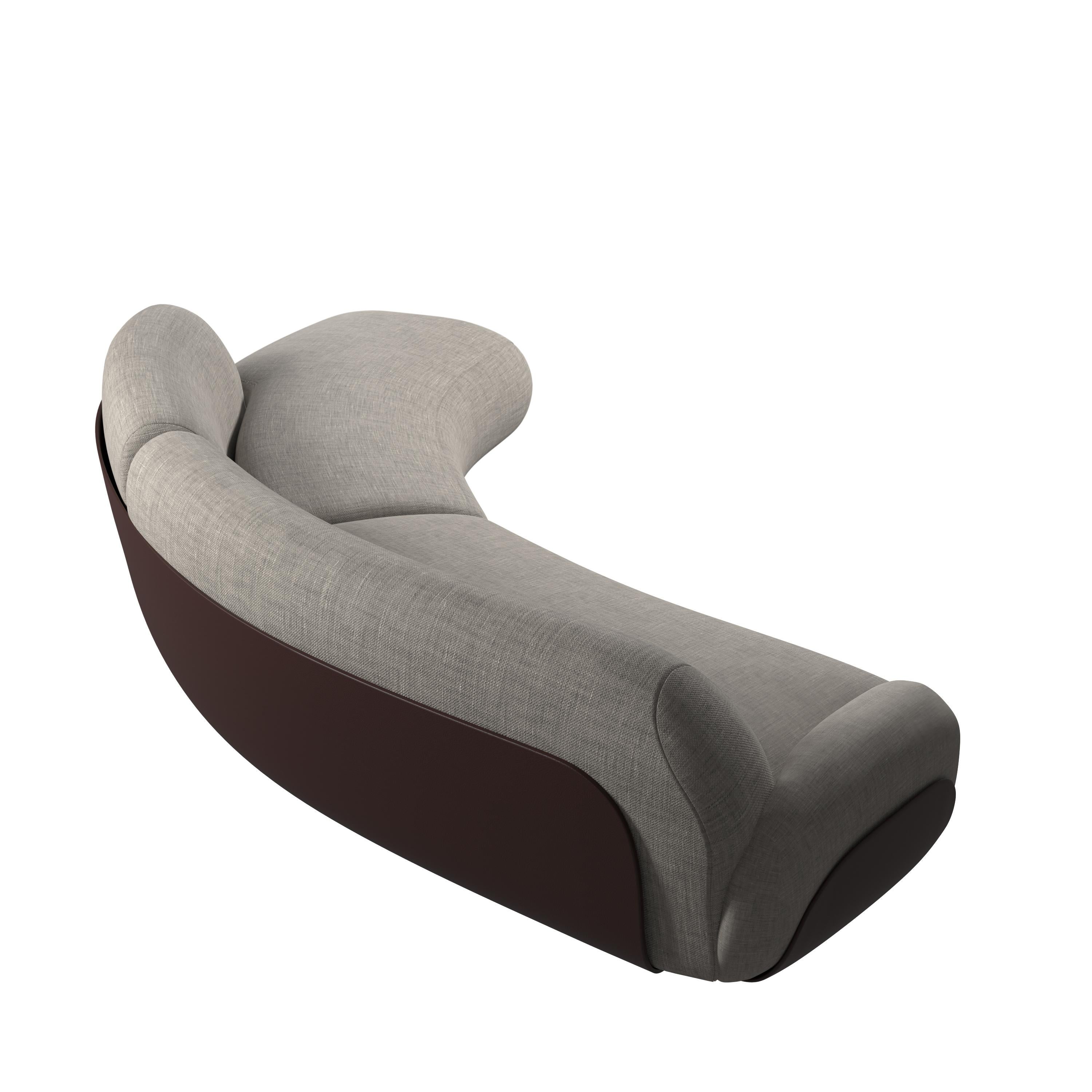 XXI secolo e contemporaneo Divano curvo bicolore Kiritsu in tessuto grigio chiaro/pelle marrone di Murmurio in vendita