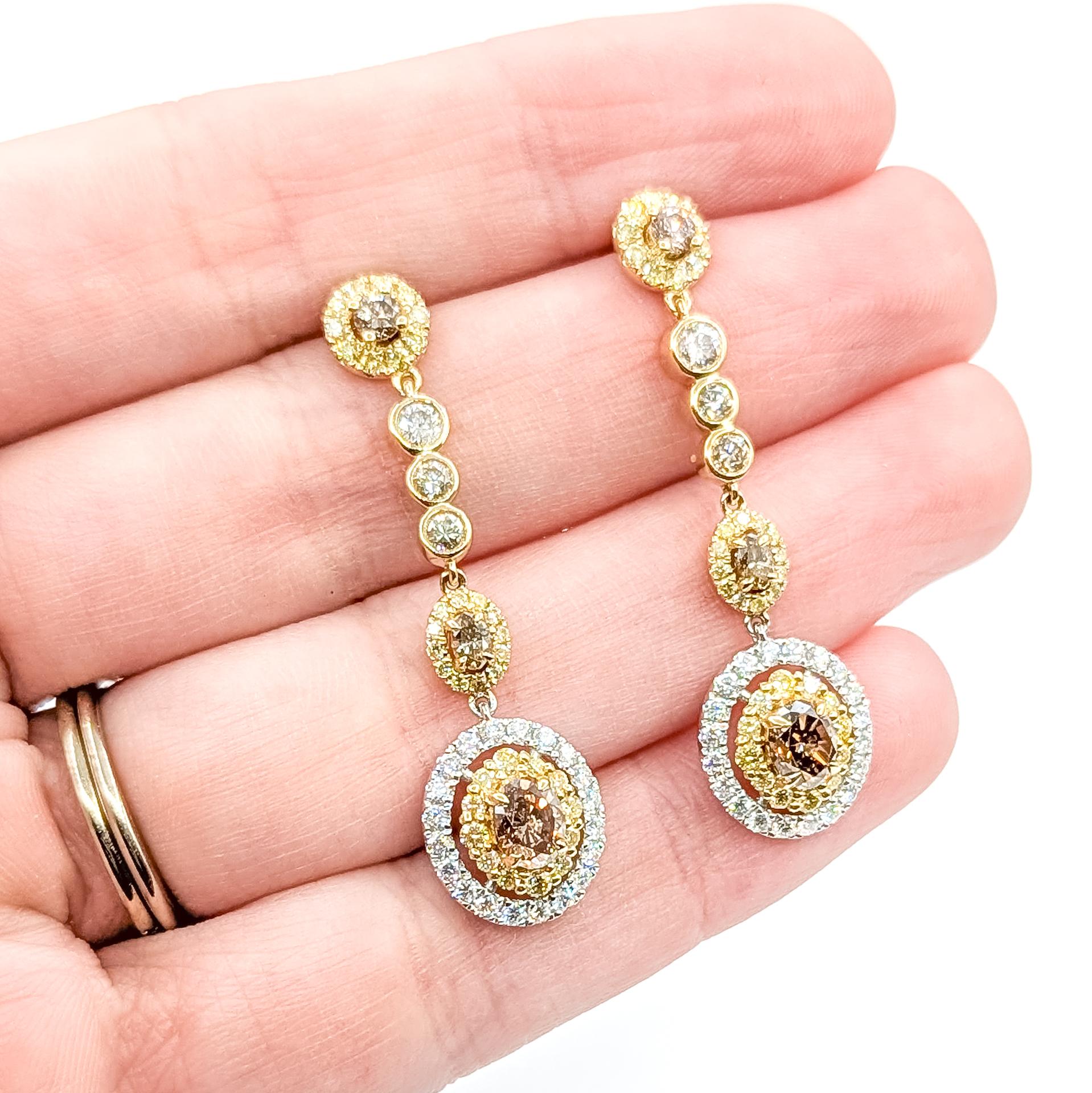 Pendientes Halo Colgantes Bicolor en Oro de 14k

Estos pendientes están elaborados en oro bicolor de 14 quilates y presentan gemas engastadas dispuestas en un elegante diseño colgante articulado. Cada sección está acentuada por un halo de diamantes,