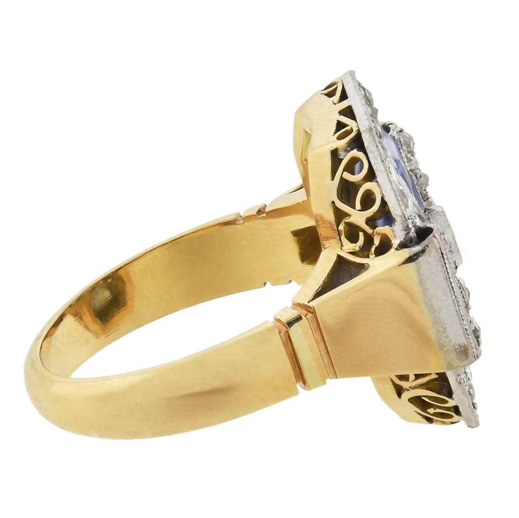 Ein wunderschöner Diamant- und Saphirring aus der Zeit des Art Déco (ca. 1920er Jahre)! Dieses schöne Stück aus 18-karätigem Weiß- und Gelbgold hat ein achteckiges Zifferblatt, das mit leuchtenden Edelsteinen besetzt ist. Funkelnde alte Diamanten im