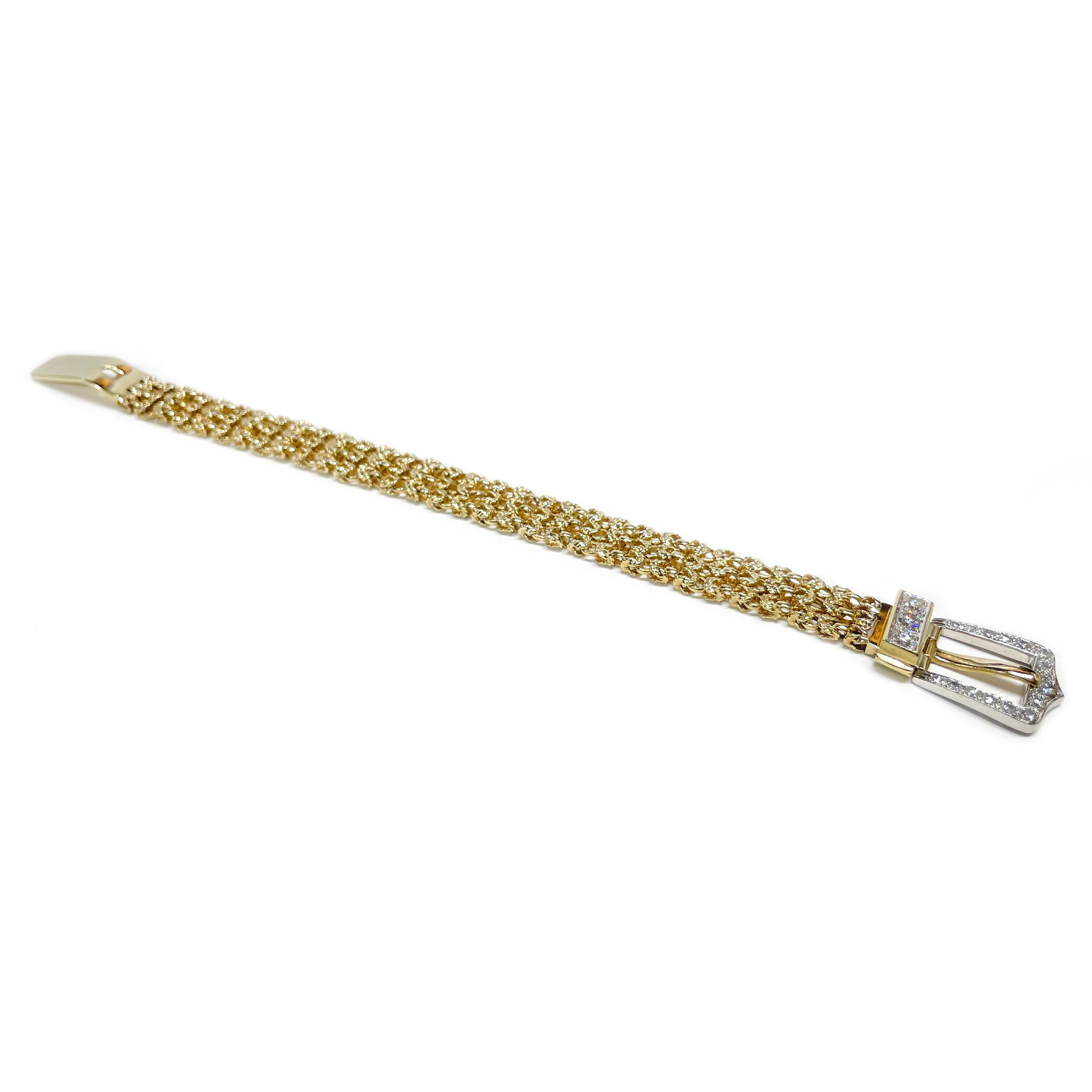 Bracelet à boucle byzantine en or blanc et jaune 14 carats et diamants. Ce joli bracelet présente dix-huit diamants ronds sertis en or blanc sur la boucle. Il y a 4 diamants ronds de 3,4 mm et 14 diamants ronds de taille supérieure pour un poids