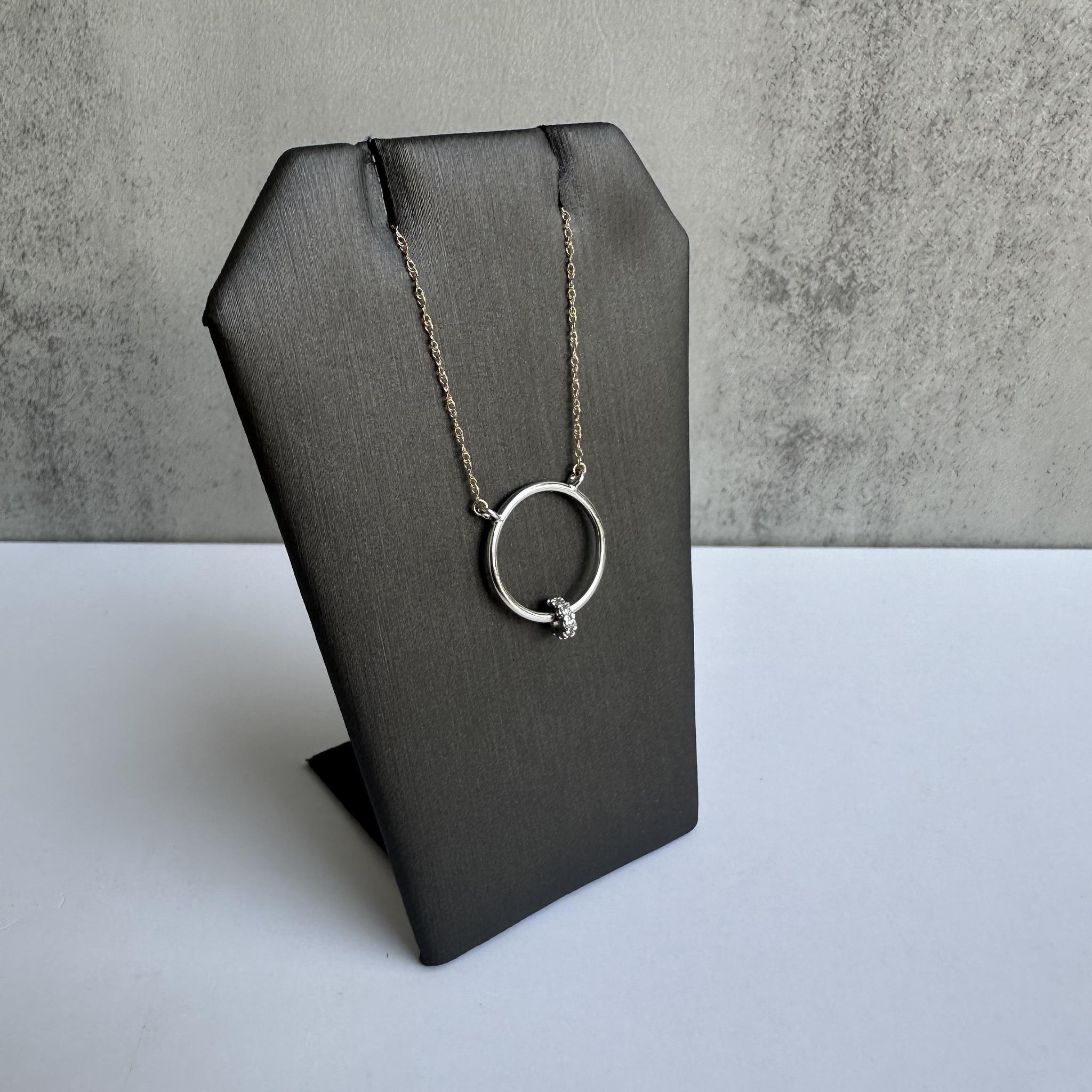 Cet élégant collier circulaire à deux tons de diamants en or 10kt présente 0,10ctw de diamants ronds GH SI naturels. Le pendentif cercle en diamant de 16,4 mm est réalisé en or blanc, avec une chaîne en or jaune, offrant un contraste saisissant. Le