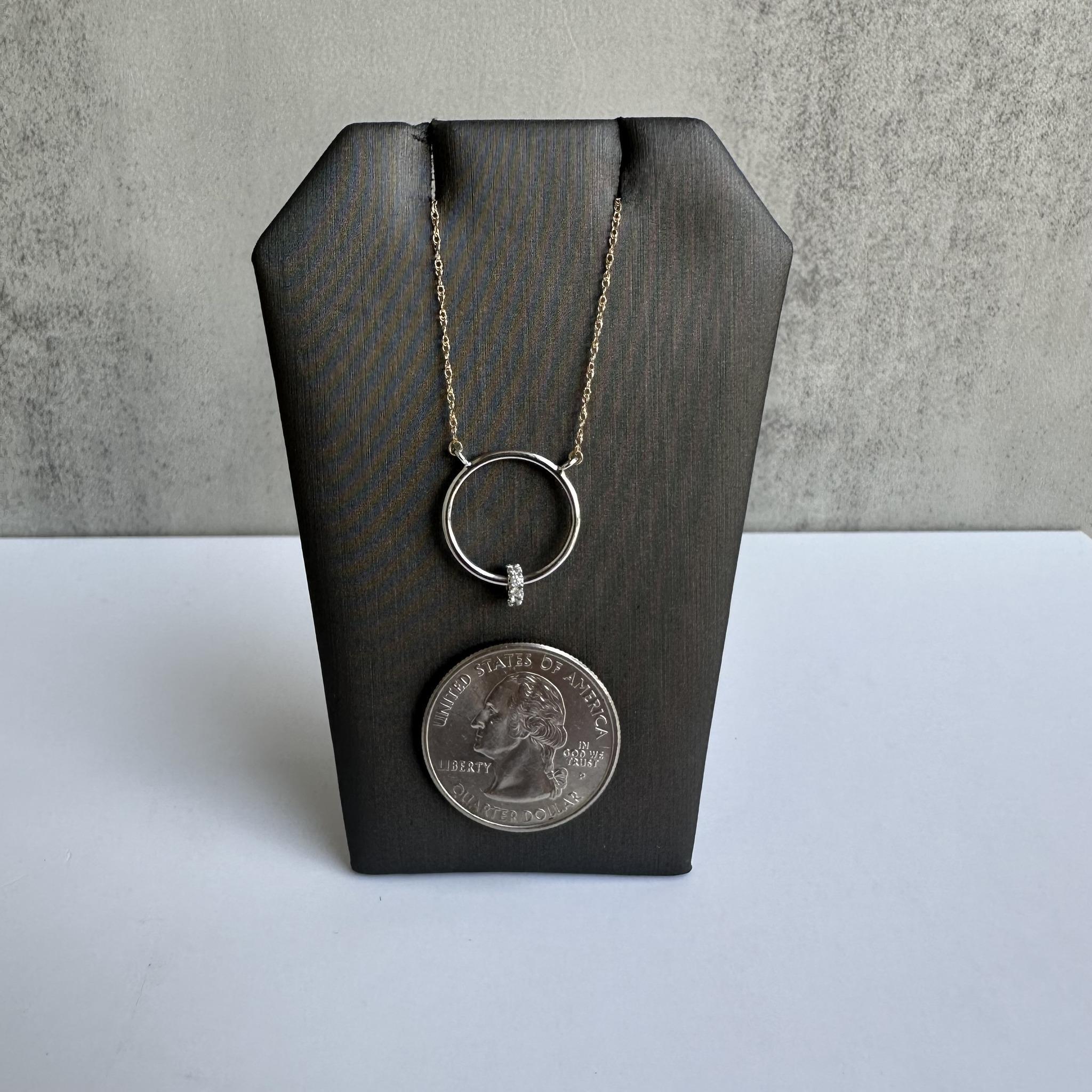 Collier circulaire bicolore en or 10 carats - 0,10 carat poids total GH SI, réglable de 16 à 18 pouces Neuf - En vente à West Hempstead, NY