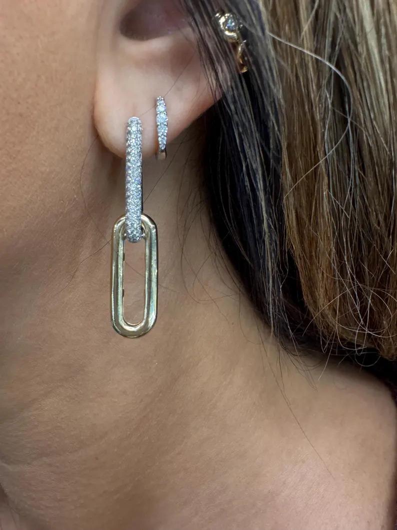 Tropfenohrringe aus 14 Karat Gelbgold mit einem doppelten Büroklammerglied mit Diamanten von 1,04 Karat auf dem oberen Glied und einem hochglanzpolierten Glied auf dem unteren.
Farbe I
Klarheit VS
Sehr funkelnd!! 

Mehr Paperclip-Schmuck auf