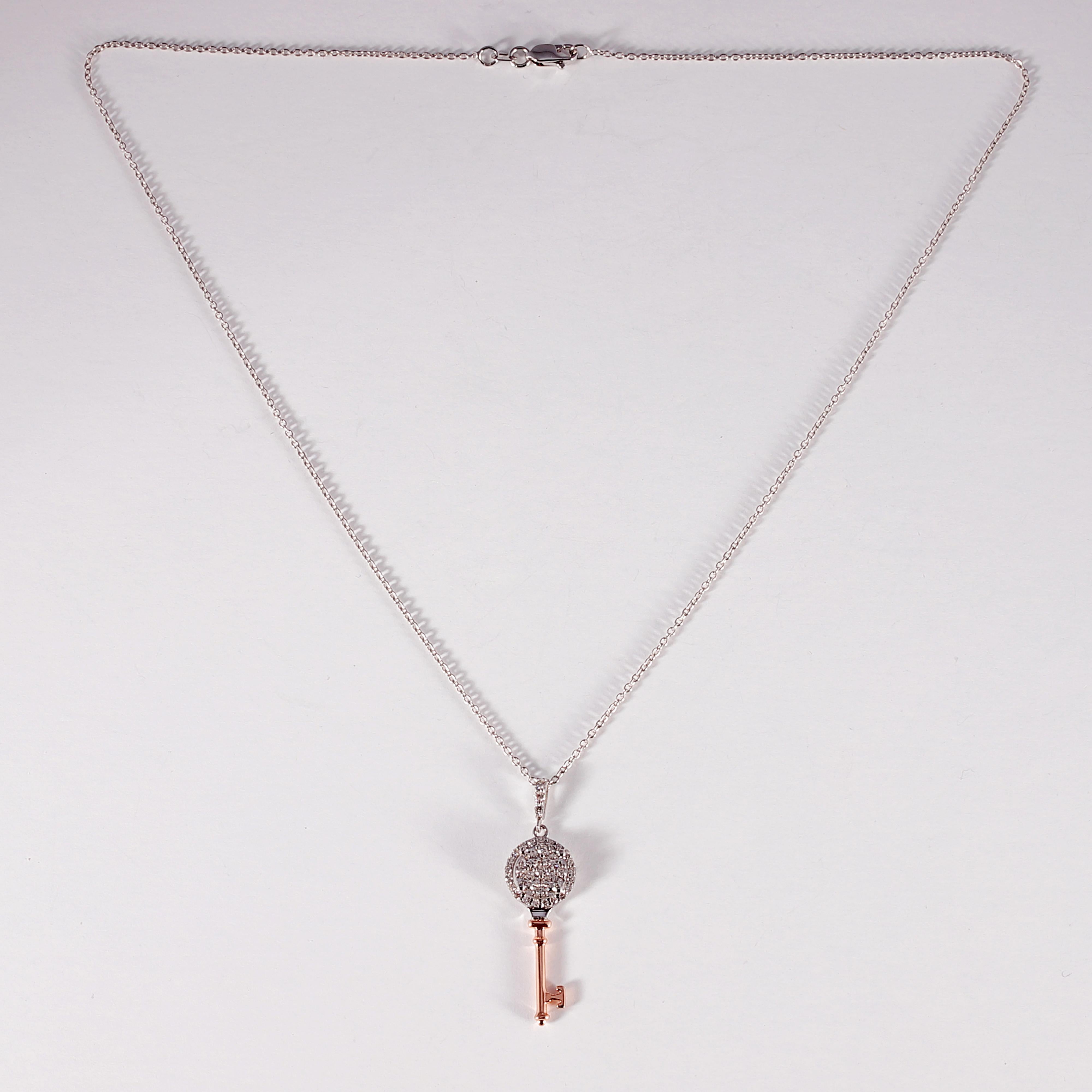 Taglio rotondo Collana di chiavi con diamanti bicolore in vendita