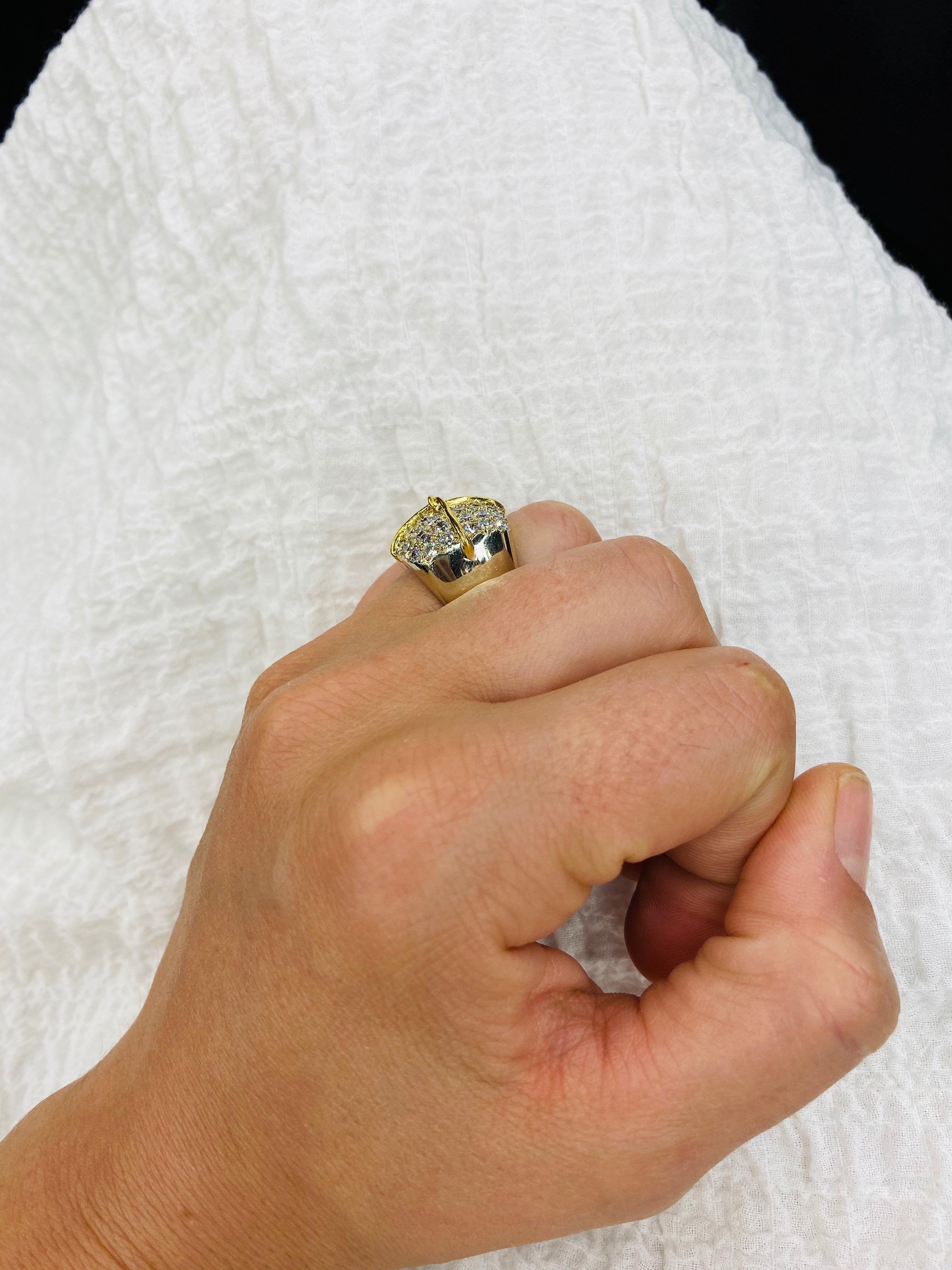 Bague ruban en or jaune et blanc 18 carats avec diamants bicolores de 2,64 carats en vente 5