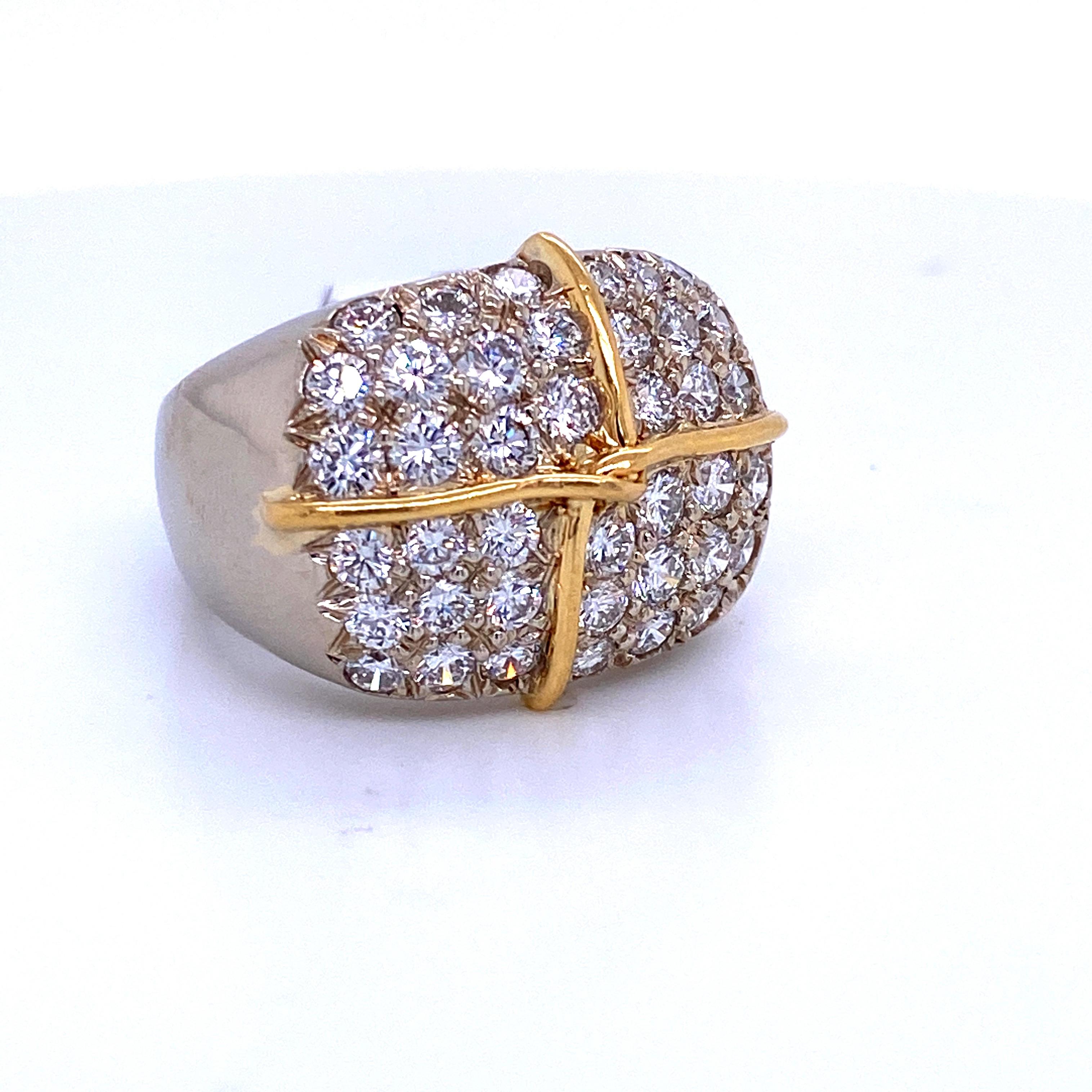 Contemporain Bague ruban en or jaune et blanc 18 carats avec diamants bicolores de 2,64 carats en vente