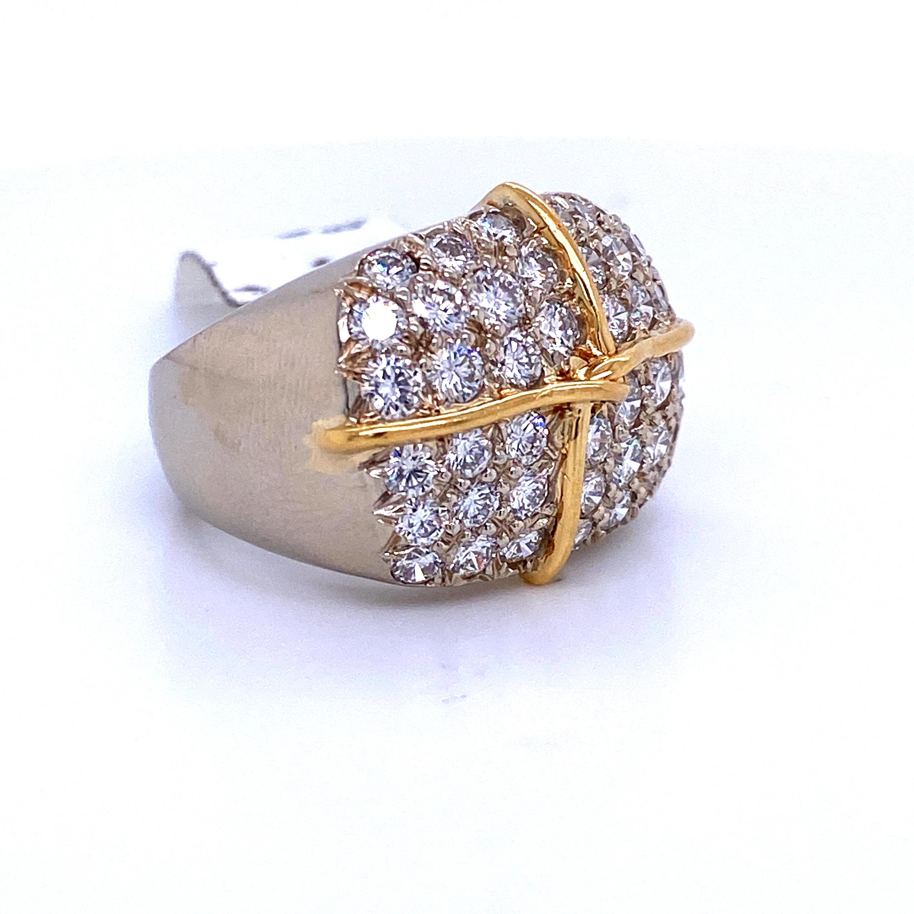 Taille ronde Bague ruban en or jaune et blanc 18 carats avec diamants bicolores de 2,64 carats en vente