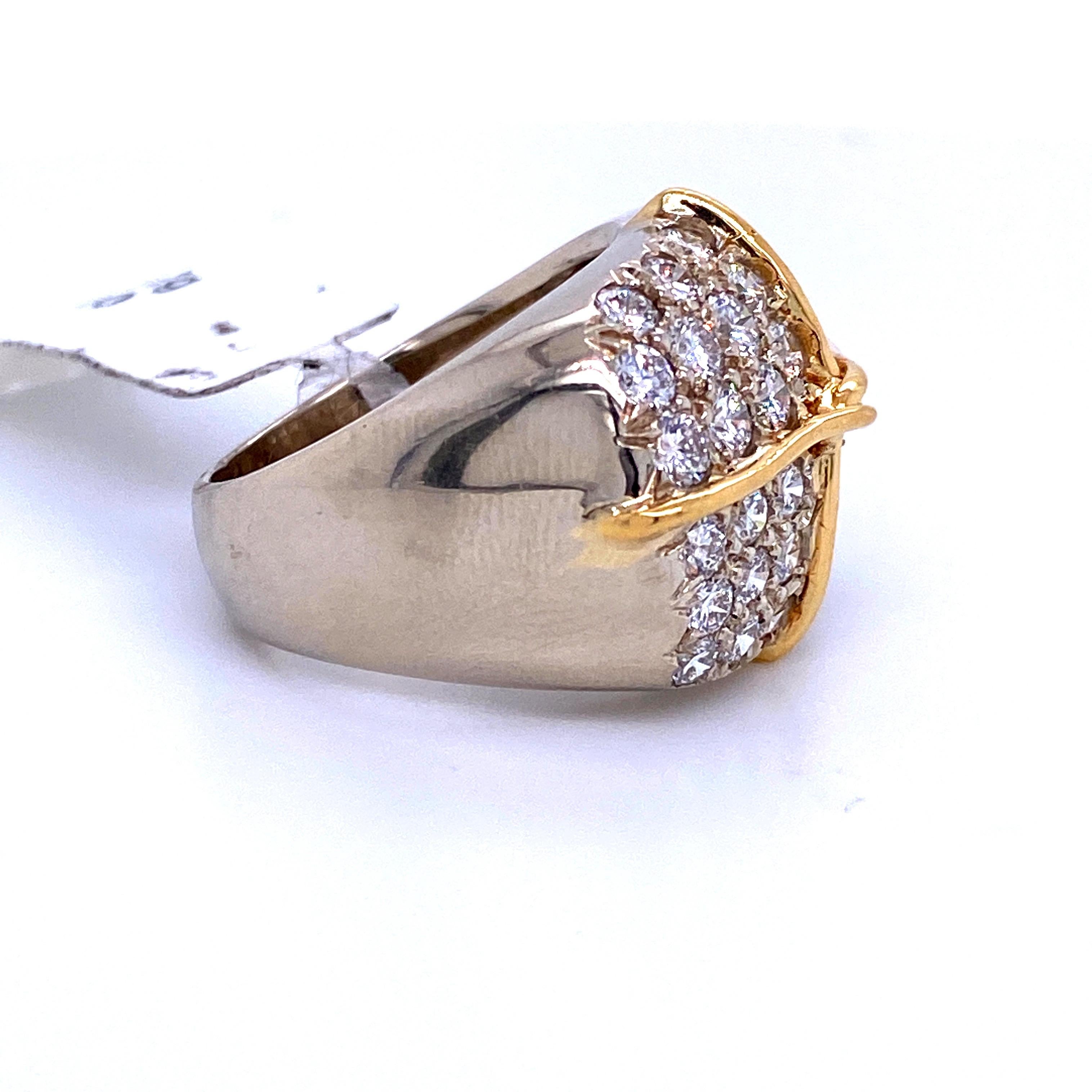 Bague ruban en or jaune et blanc 18 carats avec diamants bicolores de 2,64 carats Excellent état - En vente à New York, NY