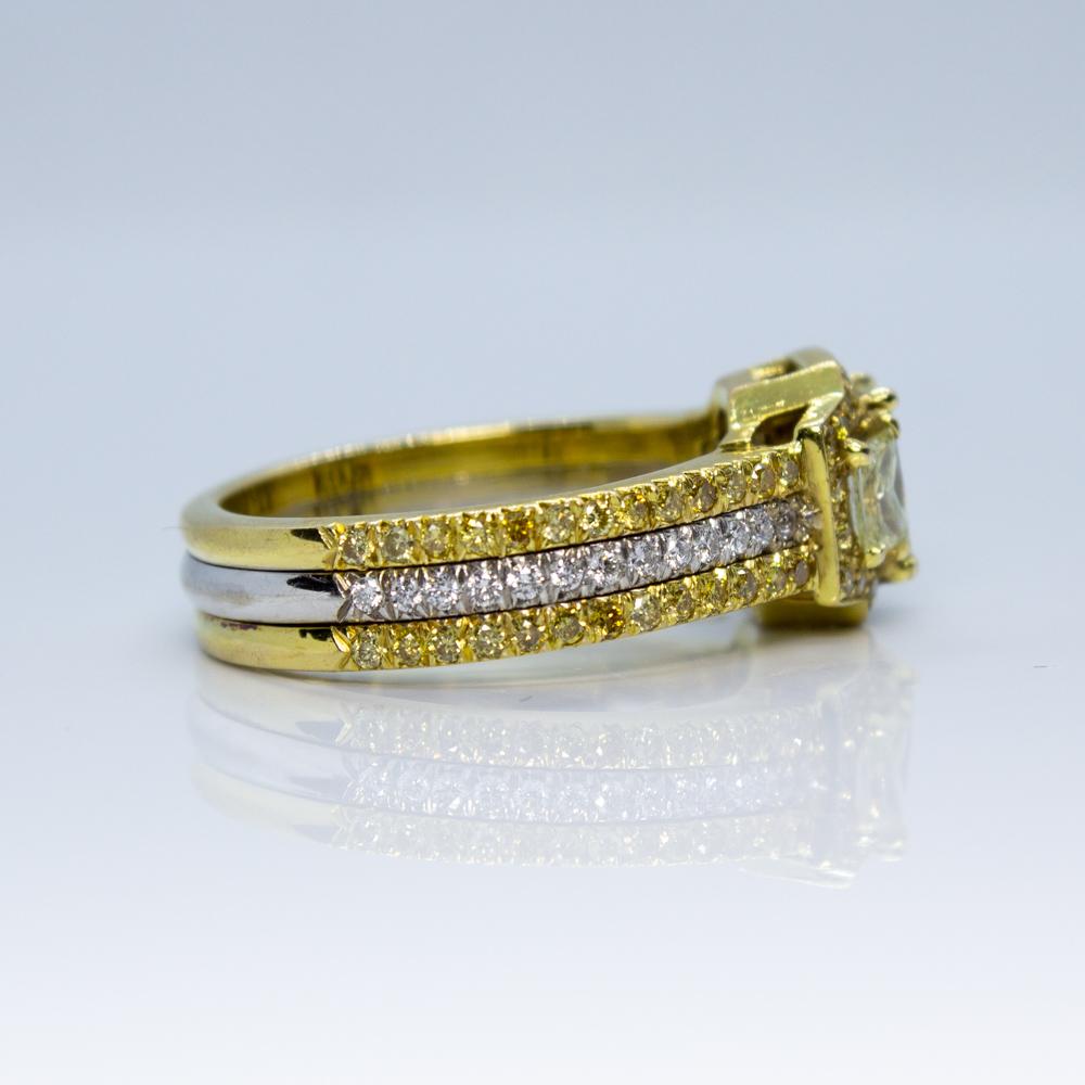 Anello in oro 18k con diamanti taglio Brilliante

Questo squisito anello in oro 18 carati sfoggia un'incredibile serie di diamanti a taglio brillante, che emanano un accattivante scintillio bianco. Il design intricato mette in risalto la maestria e
