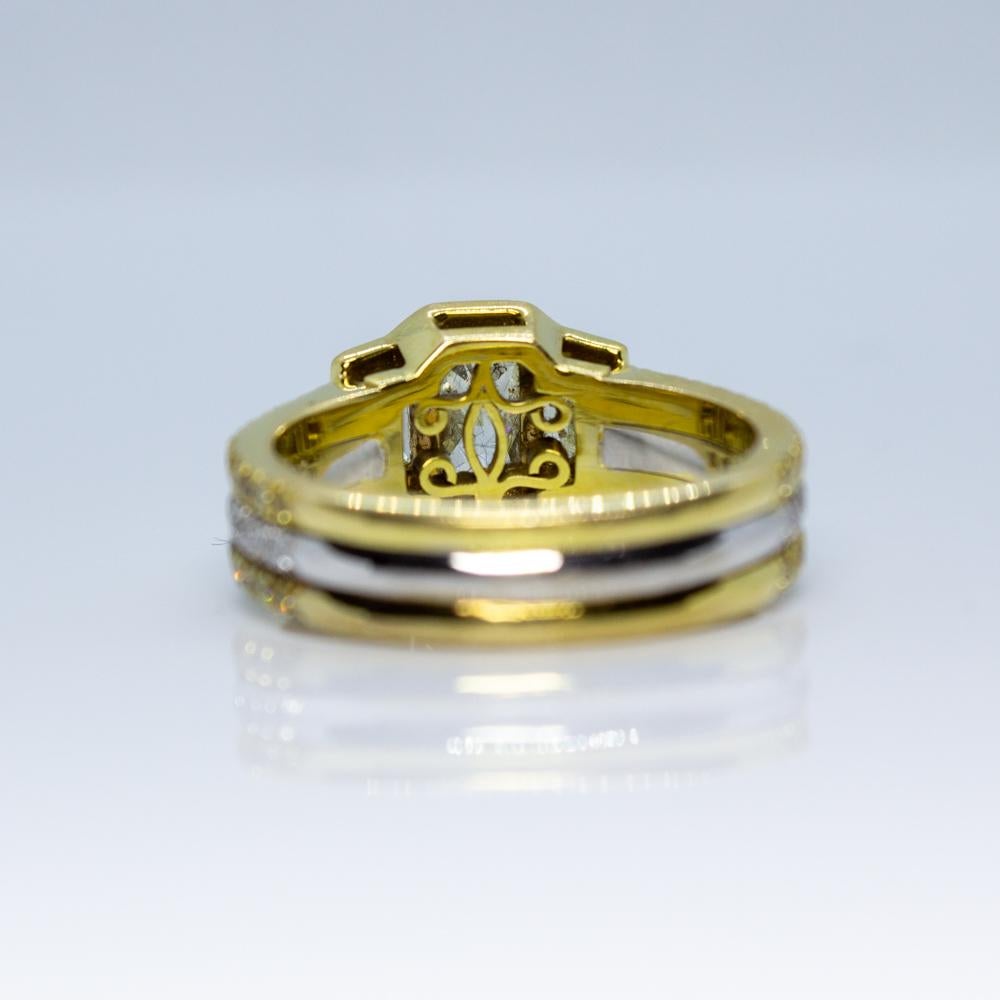 Taglio brillante Anello con diamante bicolore e brillanti rotondi in vendita
