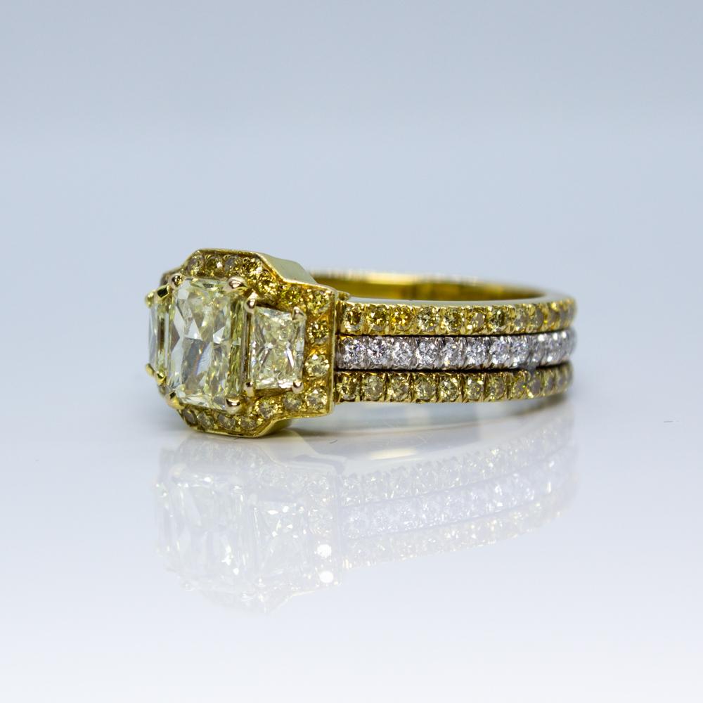 Anello con diamante bicolore e brillanti rotondi In condizioni ottime in vendita a Scottsdale, AZ