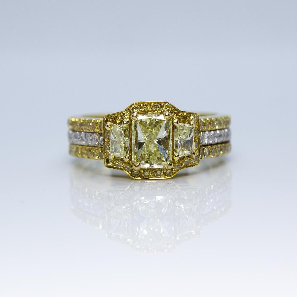 Anello con diamante bicolore e brillanti rotondi in vendita 3
