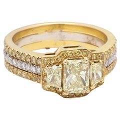 Anello con diamante bicolore e brillanti rotondi