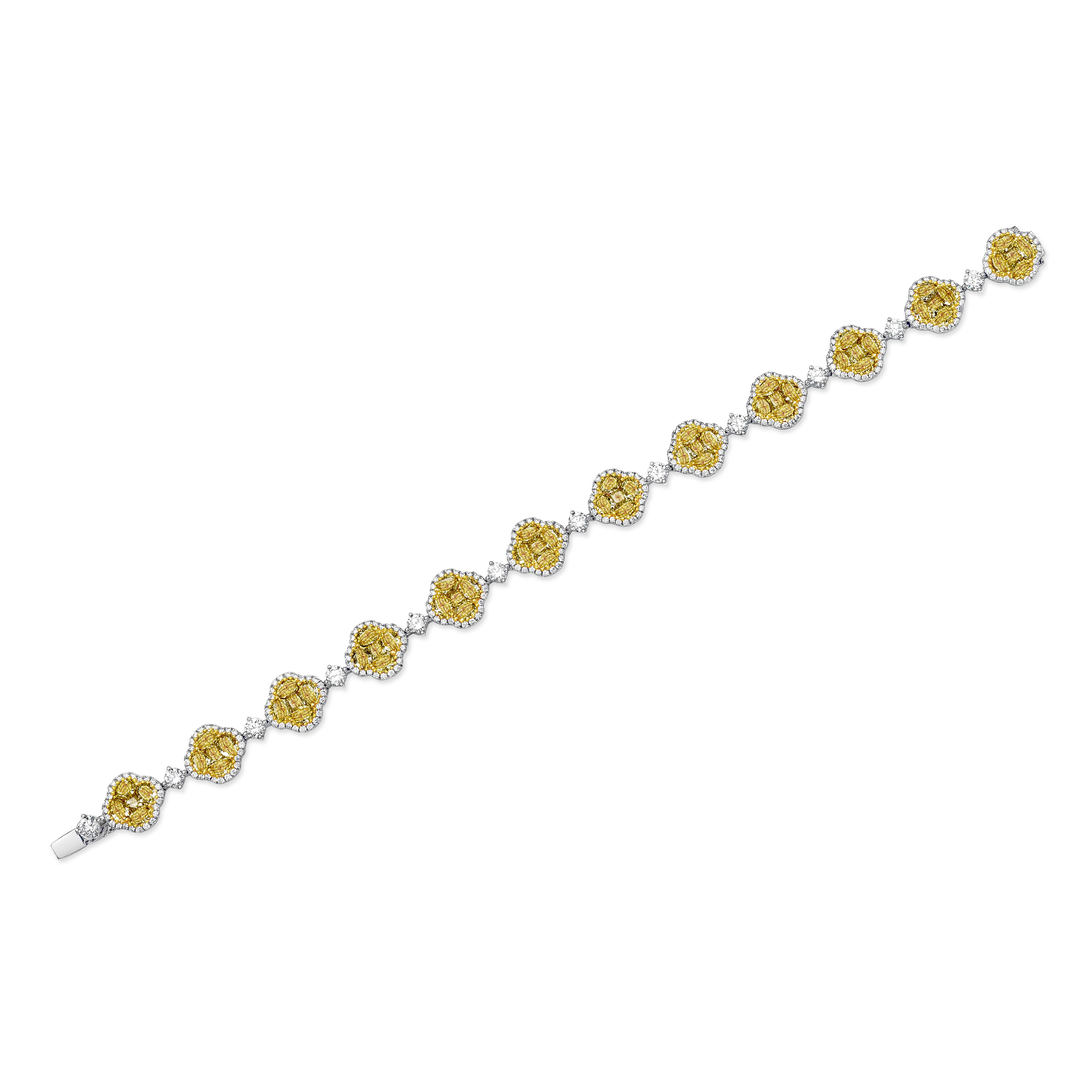 Un bijou unique et éblouissant mettant en valeur 9,29 carats au total de 60 diamants jaunes de taille coussin de couleur F-Y et de pureté VS/SI, sertis dans un halo de diamants brillants. 300 diamants d'accentuation pèsent 2,61 carats au total, de