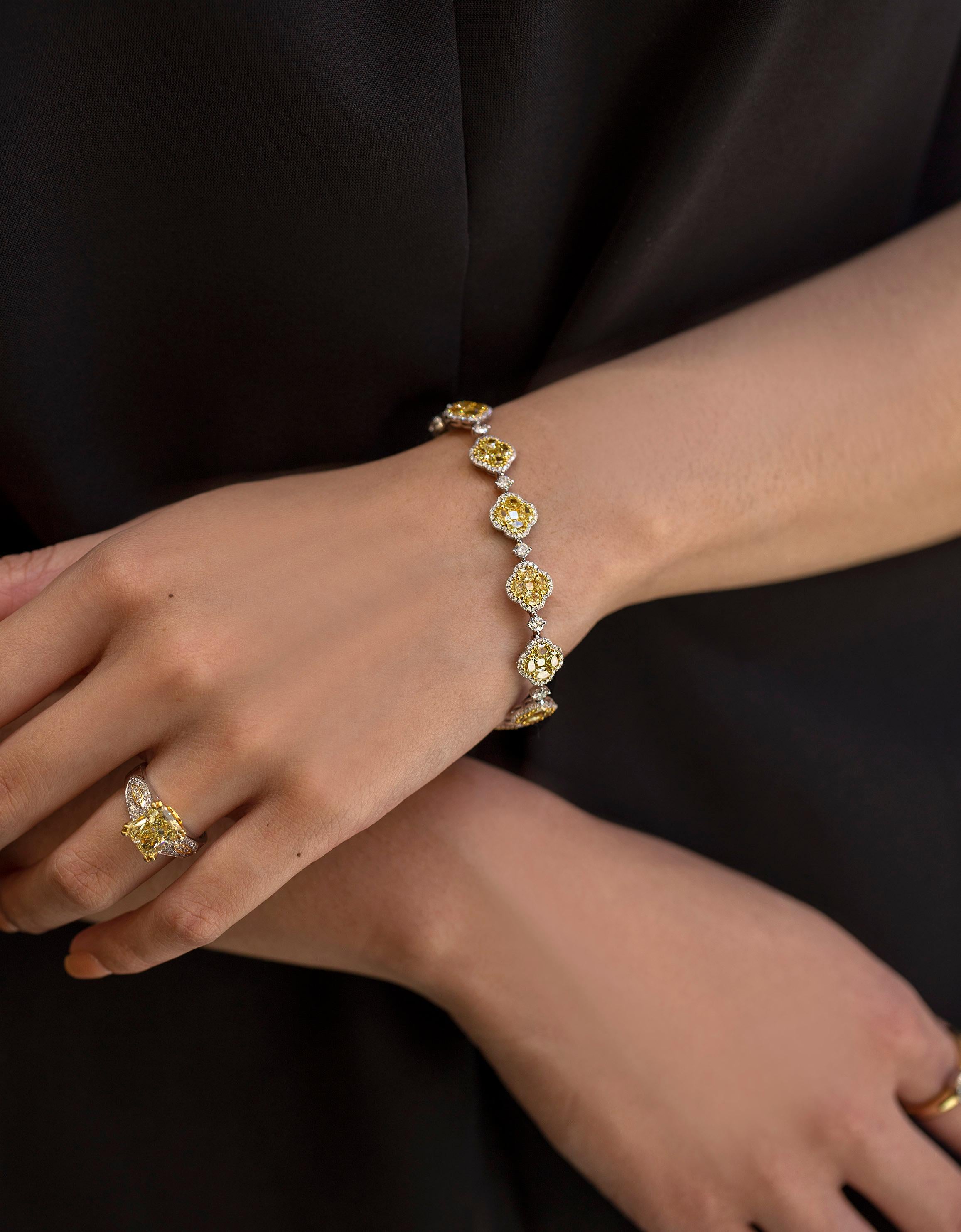 Taille coussin Roman Malakov Bracelet halo de diamants jaunes de couleur fantaisie taille coussin de 9,29 carats en vente