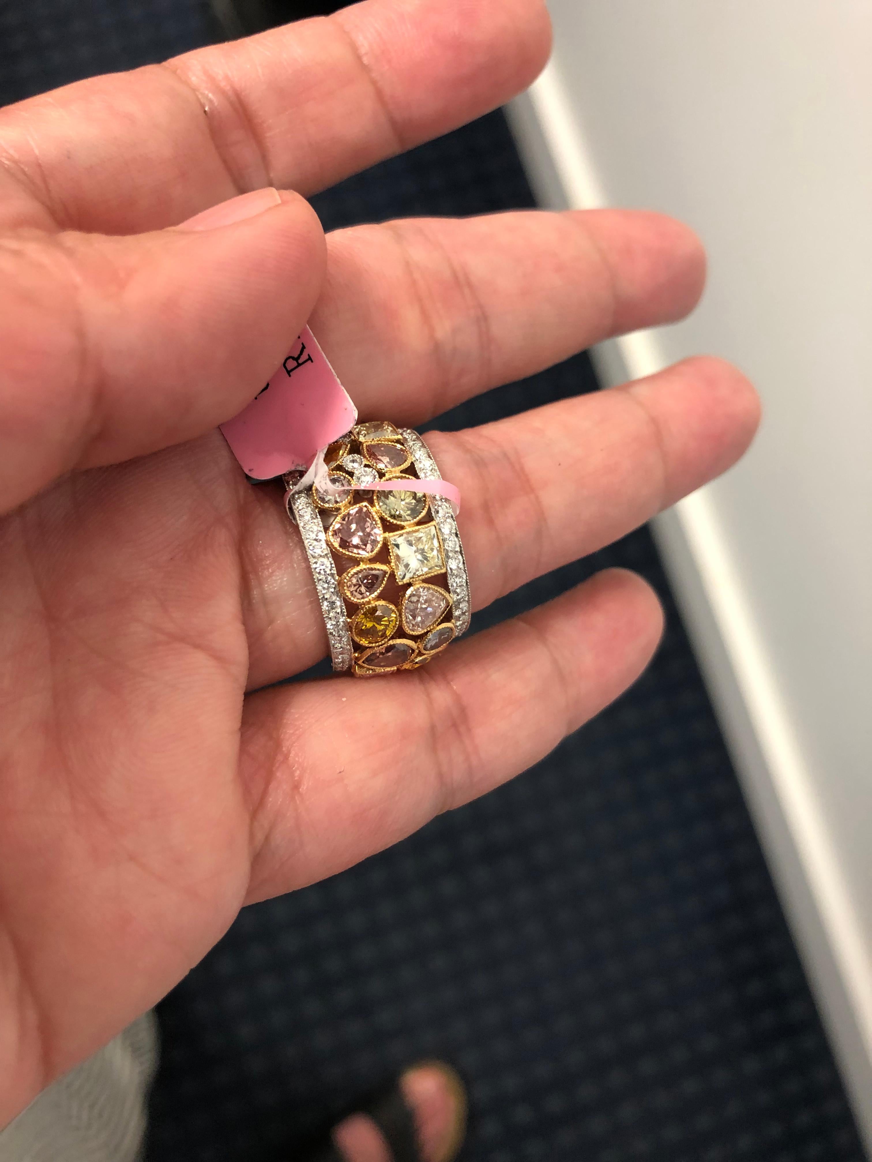 Zweifarbiger Fancy Color Diamant-Ehering im Zustand „Gut“ im Angebot in New York, NY