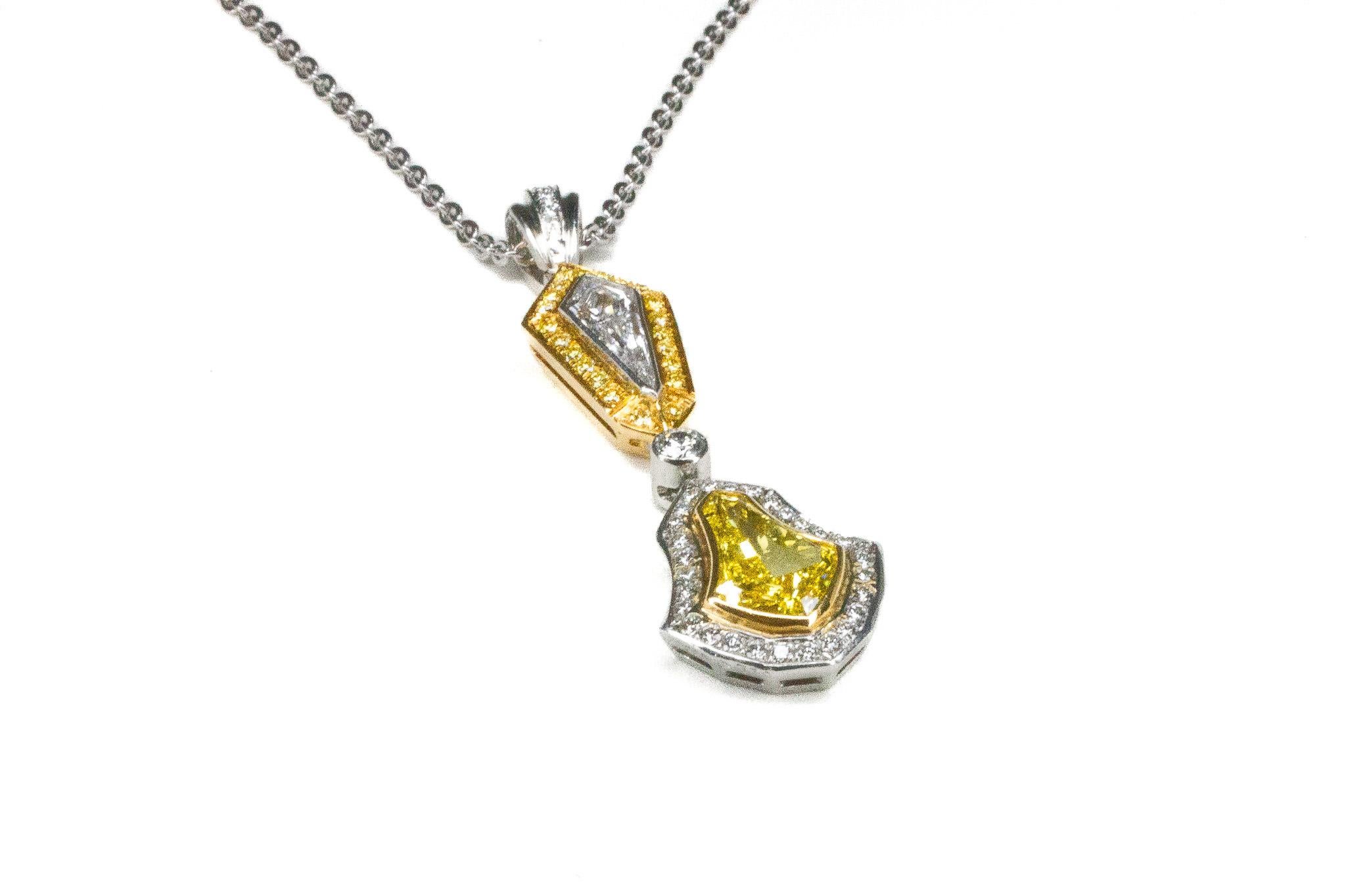 Découvrez la collection J. Birnbach avec ce collier pendentif unique en diamant bicolore jaune et blanc, mettant en vedette un superbe diamant jaune fantaisie de 1,02 carat de pureté VS1, associé à un diamant blanc de 0,95 carat de pureté VS1. Le
